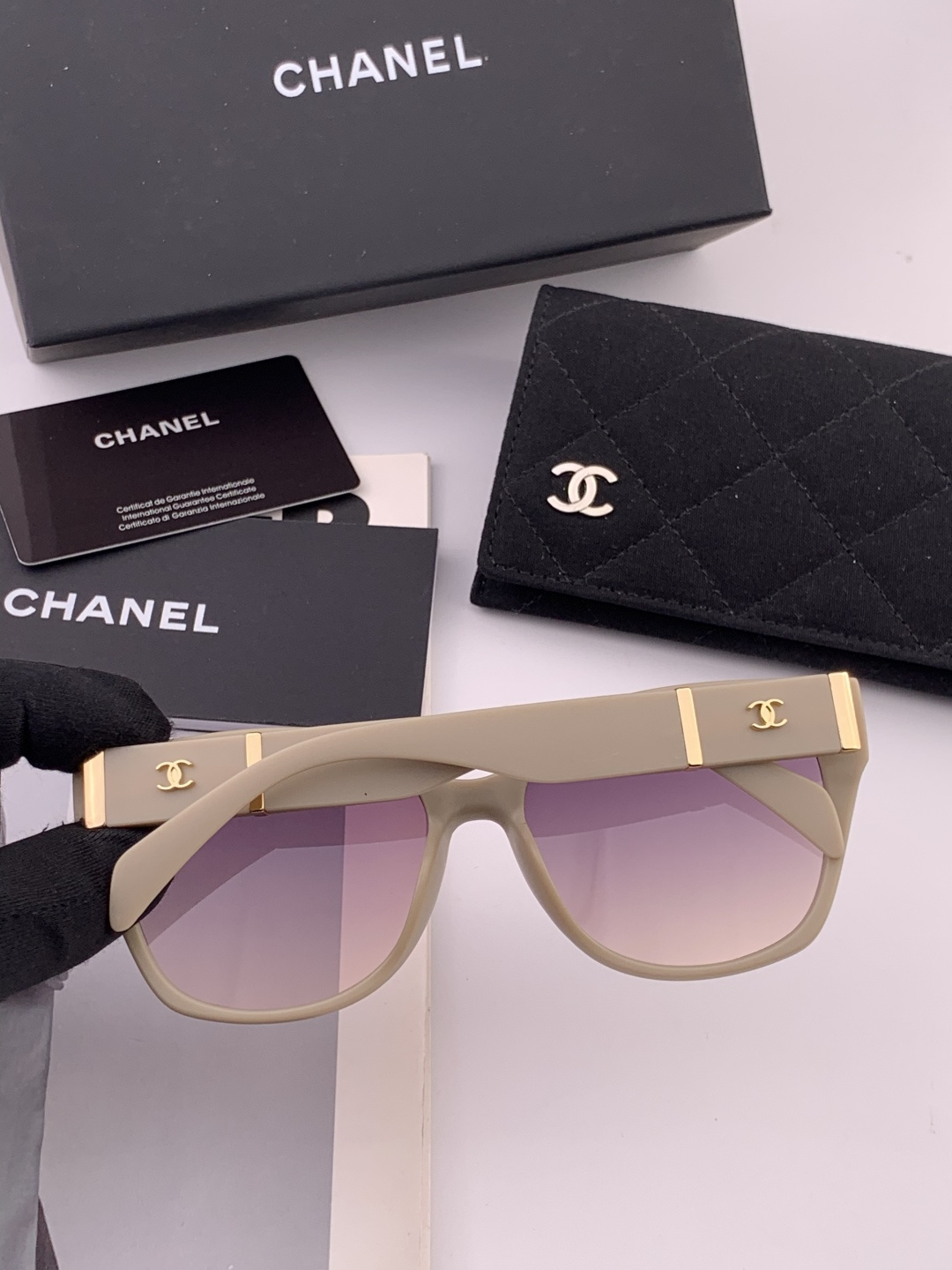 🔺CHANEL🔻官方早春新款，众多明星同款[色]香奈儿‼️‼️新款大框墨镜 ，🌈🌈宝丽来超清太阳镜🔝🔝型