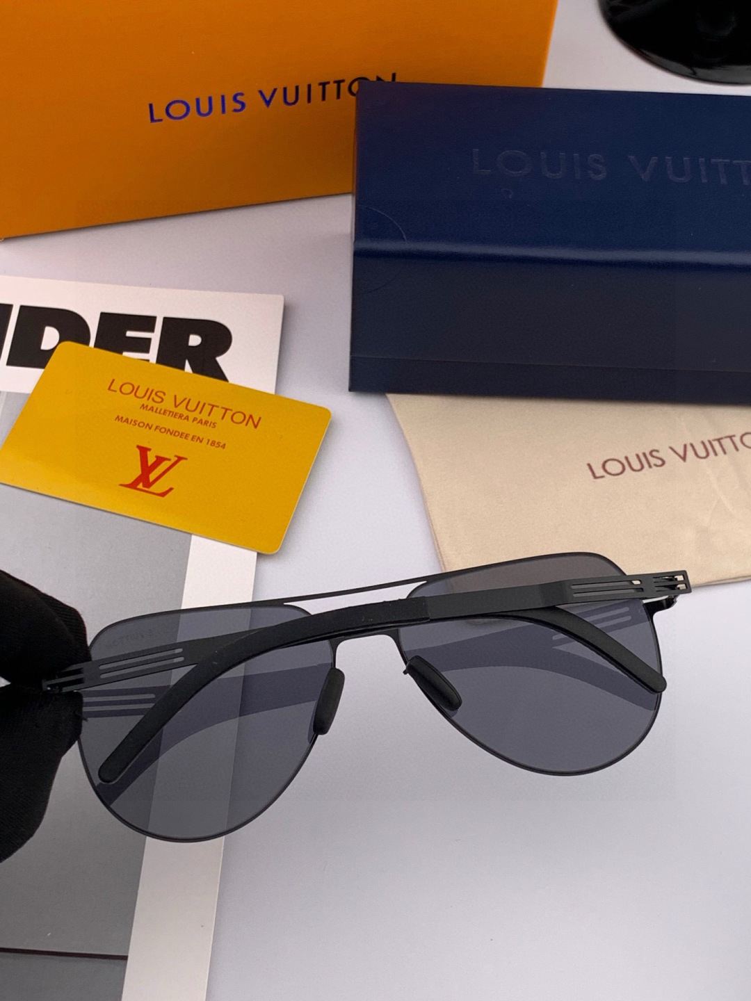 ♦️LV 新款男女情侣款太阳镜多边形墨镜iP电镀永不褪色 超轻超有弹性整幅眼镜无螺丝重要的是压不坏 高清