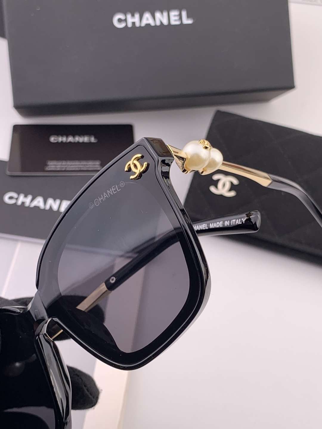 🔺CHANEL🔻官方早春新款，众多明星同款[色]香奈儿‼️‼️新款大框墨镜 ，🌈🌈宝丽来超清太阳镜🔝🔝型