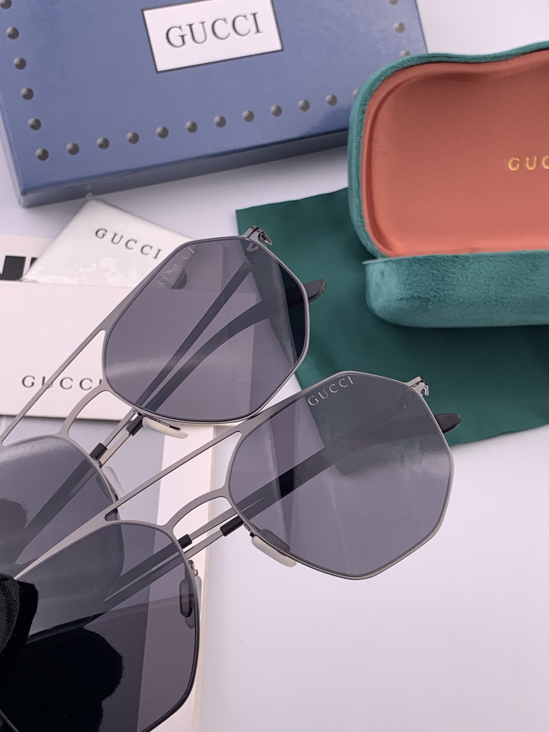 GUCCI 新款男女情侣款太阳iP电镀永不褪色 卖点：超轻超有弹性整幅眼镜无螺丝重要的是压不坏 镜片：高