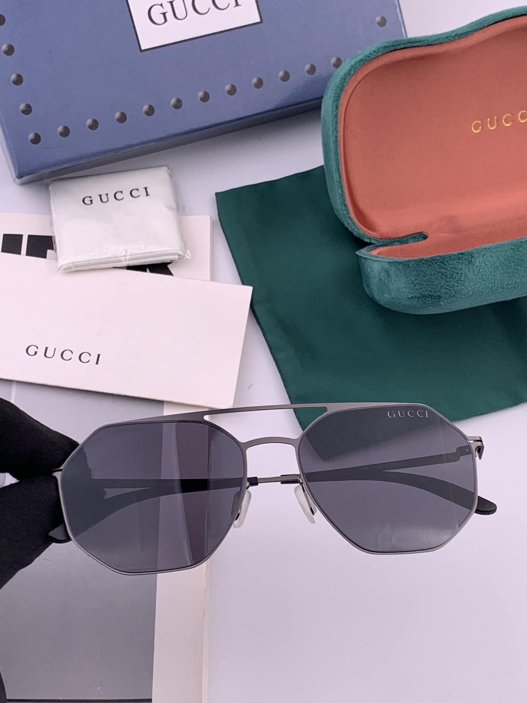 GUCCI 新款男女情侣款太阳iP电镀永不褪色 卖点：超轻超有弹性整幅眼镜无螺丝重要的是压不坏 镜片：高