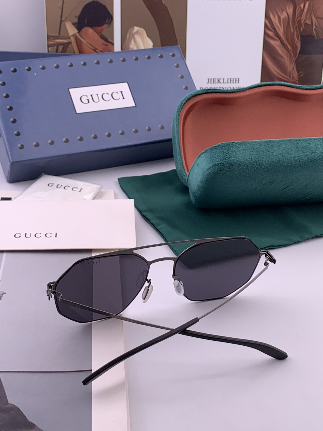GUCCI 新款男女情侣款太阳iP电镀永不褪色 卖点：超轻超有弹性整幅眼镜无螺丝重要的是压不坏 镜片：高
