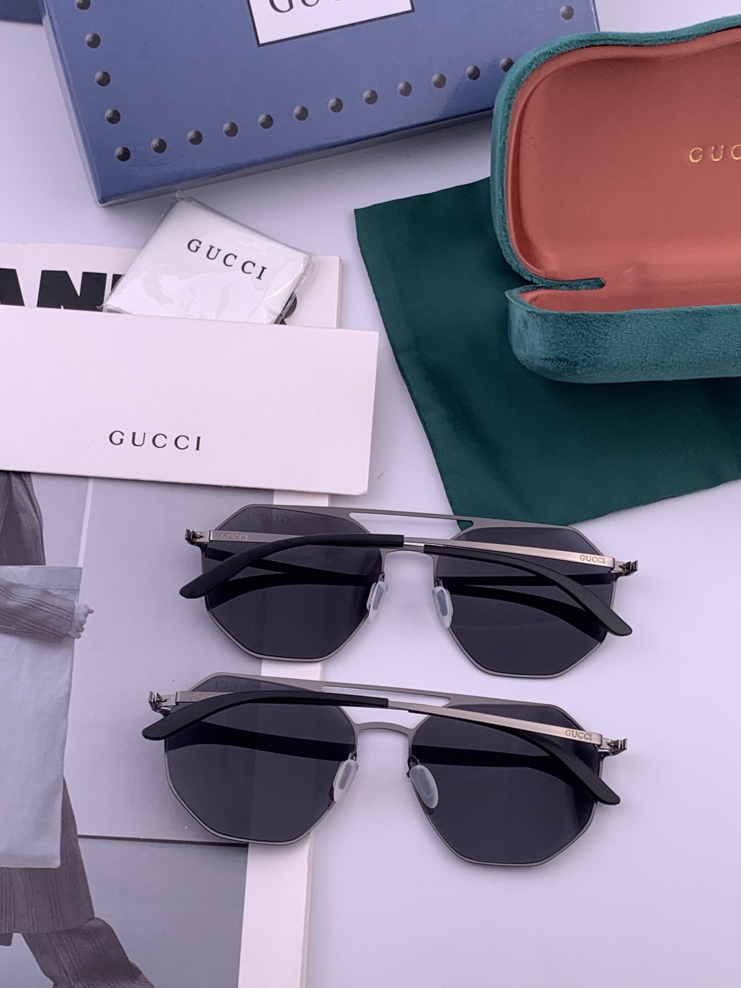 GUCCI 新款男女情侣款太阳iP电镀永不褪色 卖点：超轻超有弹性整幅眼镜无螺丝重要的是压不坏 镜片：高