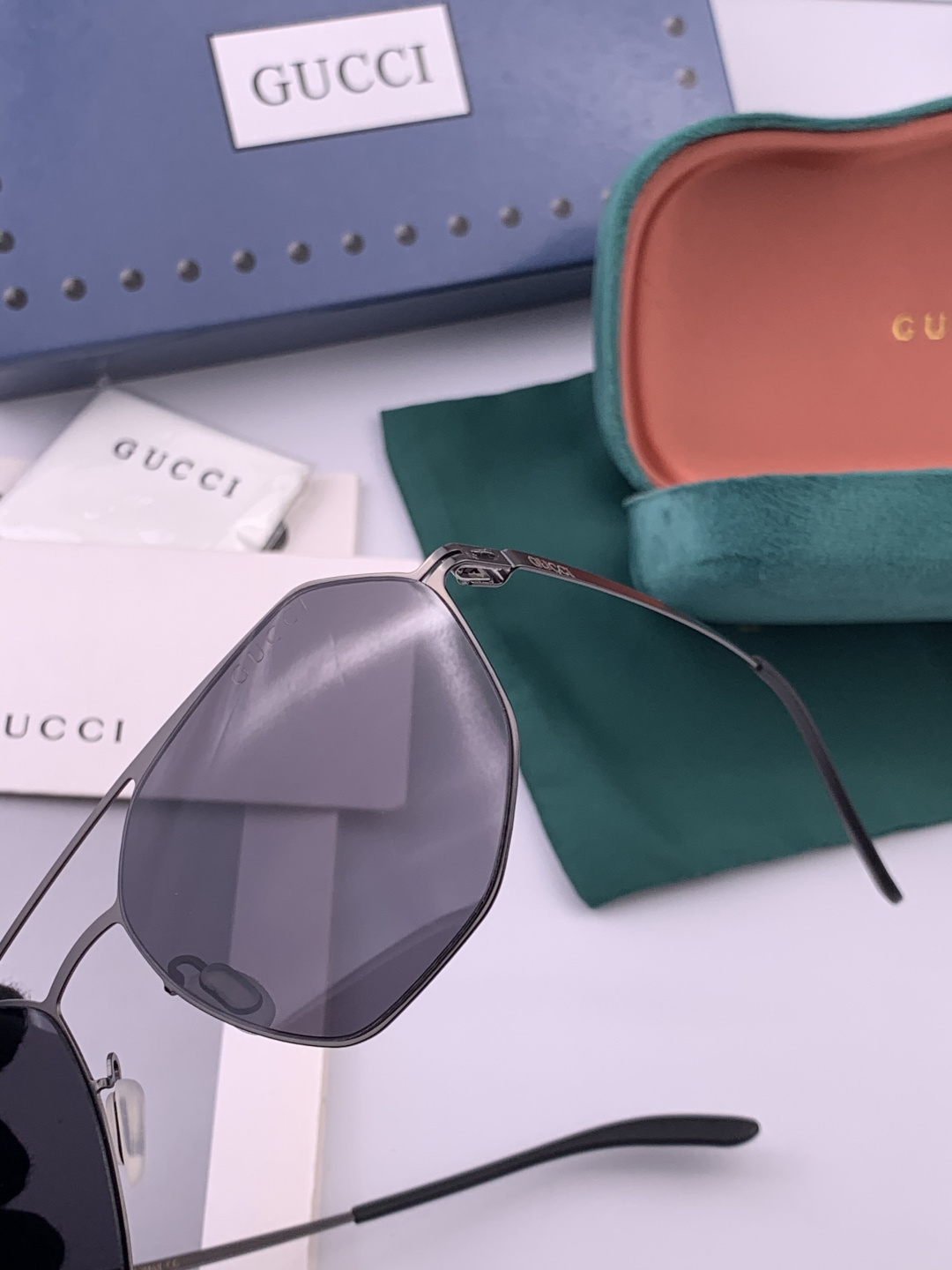 GUCCI 新款男女情侣款太阳iP电镀永不褪色 卖点：超轻超有弹性整幅眼镜无螺丝重要的是压不坏 镜片：高