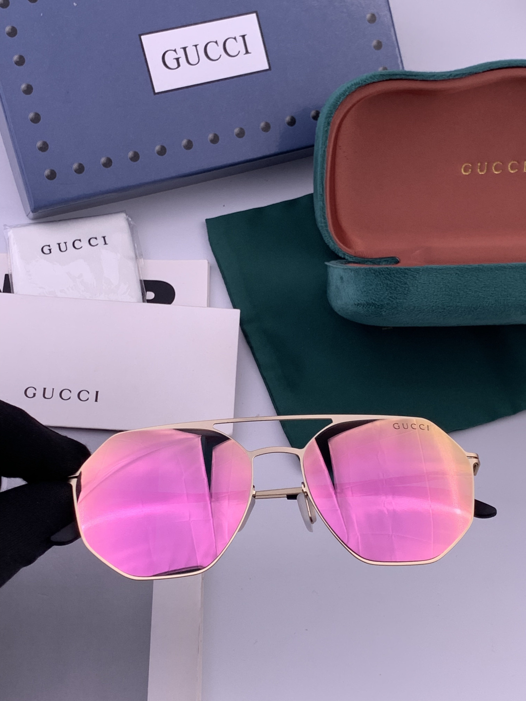 GUCCI 新款男女情侣款太阳iP电镀永不褪色 卖点：超轻超有弹性整幅眼镜无螺丝重要的是压不坏 镜片：高