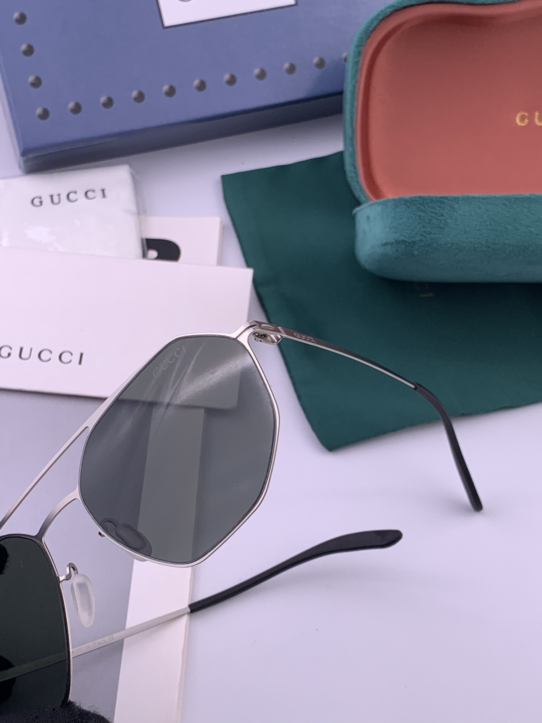 GUCCI 新款男女情侣款太阳iP电镀永不褪色 卖点：超轻超有弹性整幅眼镜无螺丝重要的是压不坏 镜片：高