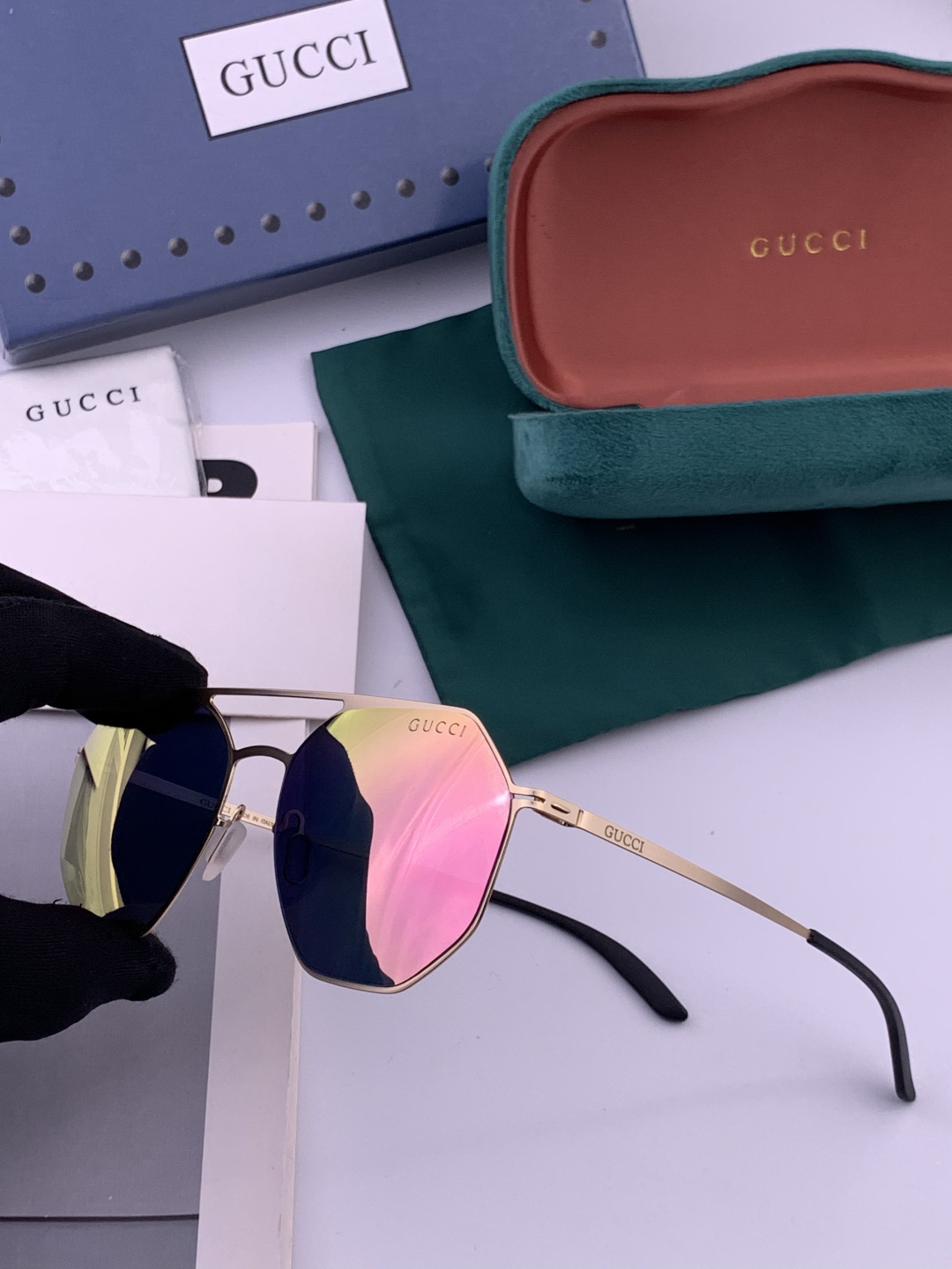 GUCCI 新款男女情侣款太阳iP电镀永不褪色 卖点：超轻超有弹性整幅眼镜无螺丝重要的是压不坏 镜片：高