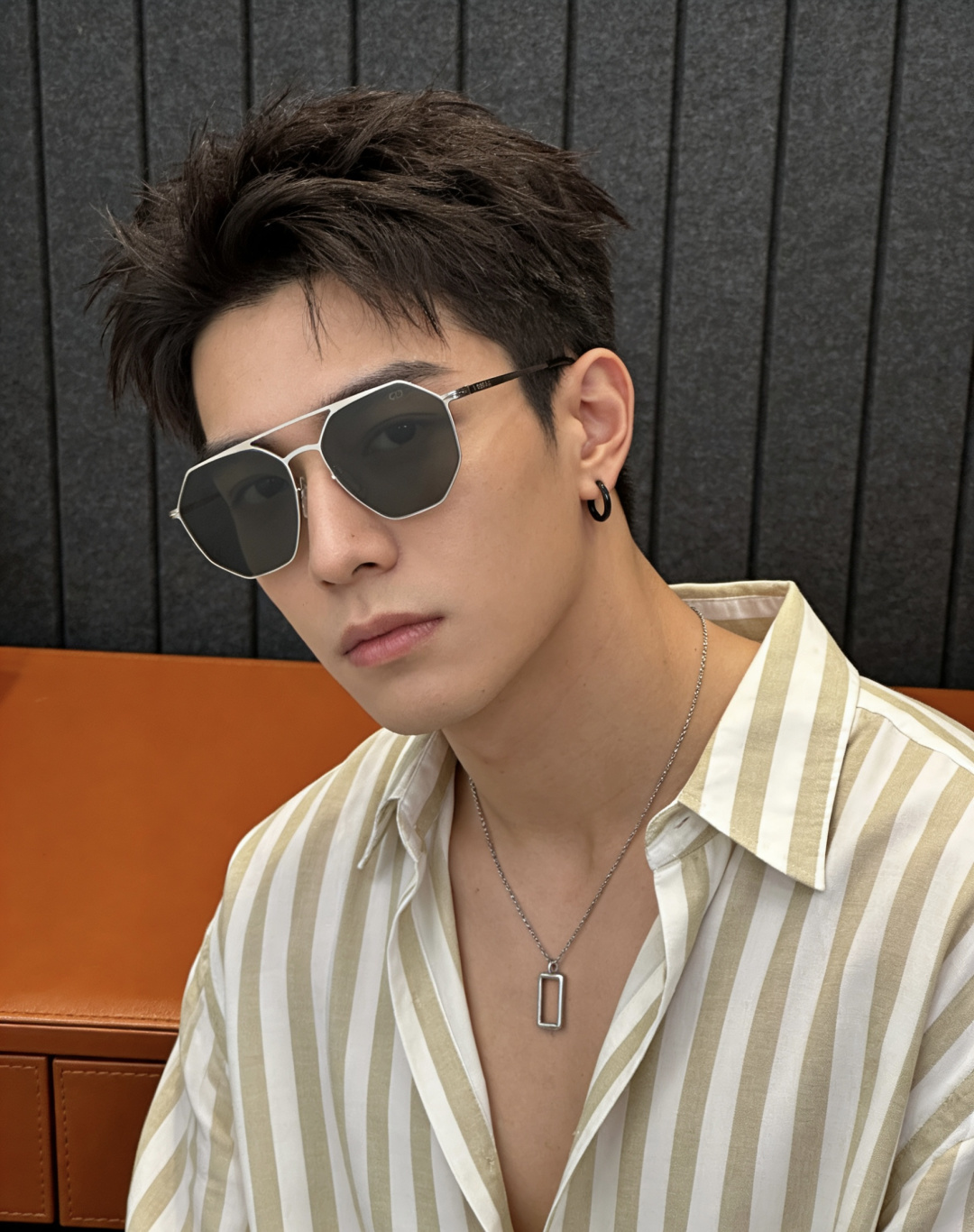 GUCCI 新款男女情侣款太阳iP电镀永不褪色 卖点：超轻超有弹性整幅眼镜无螺丝重要的是压不坏 镜片：高