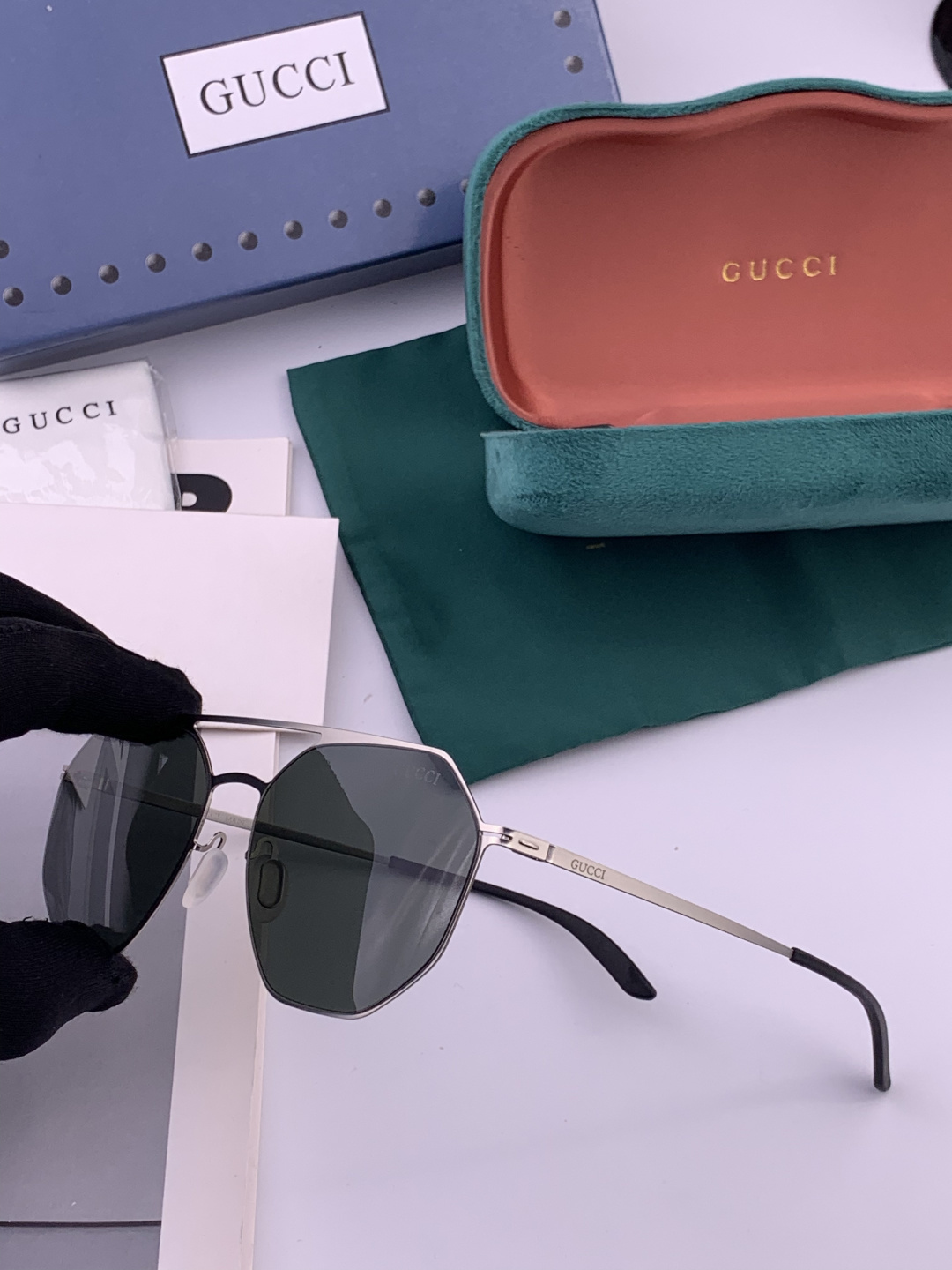 GUCCI 新款男女情侣款太阳iP电镀永不褪色 卖点：超轻超有弹性整幅眼镜无螺丝重要的是压不坏 镜片：高