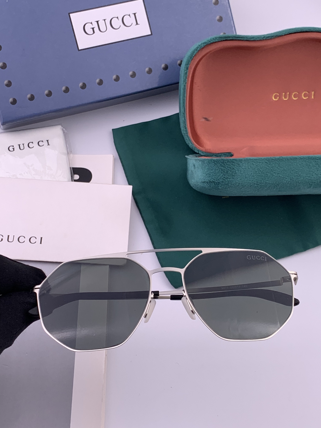 GUCCI 新款男女情侣款太阳iP电镀永不褪色 卖点：超轻超有弹性整幅眼镜无螺丝重要的是压不坏 镜片：高