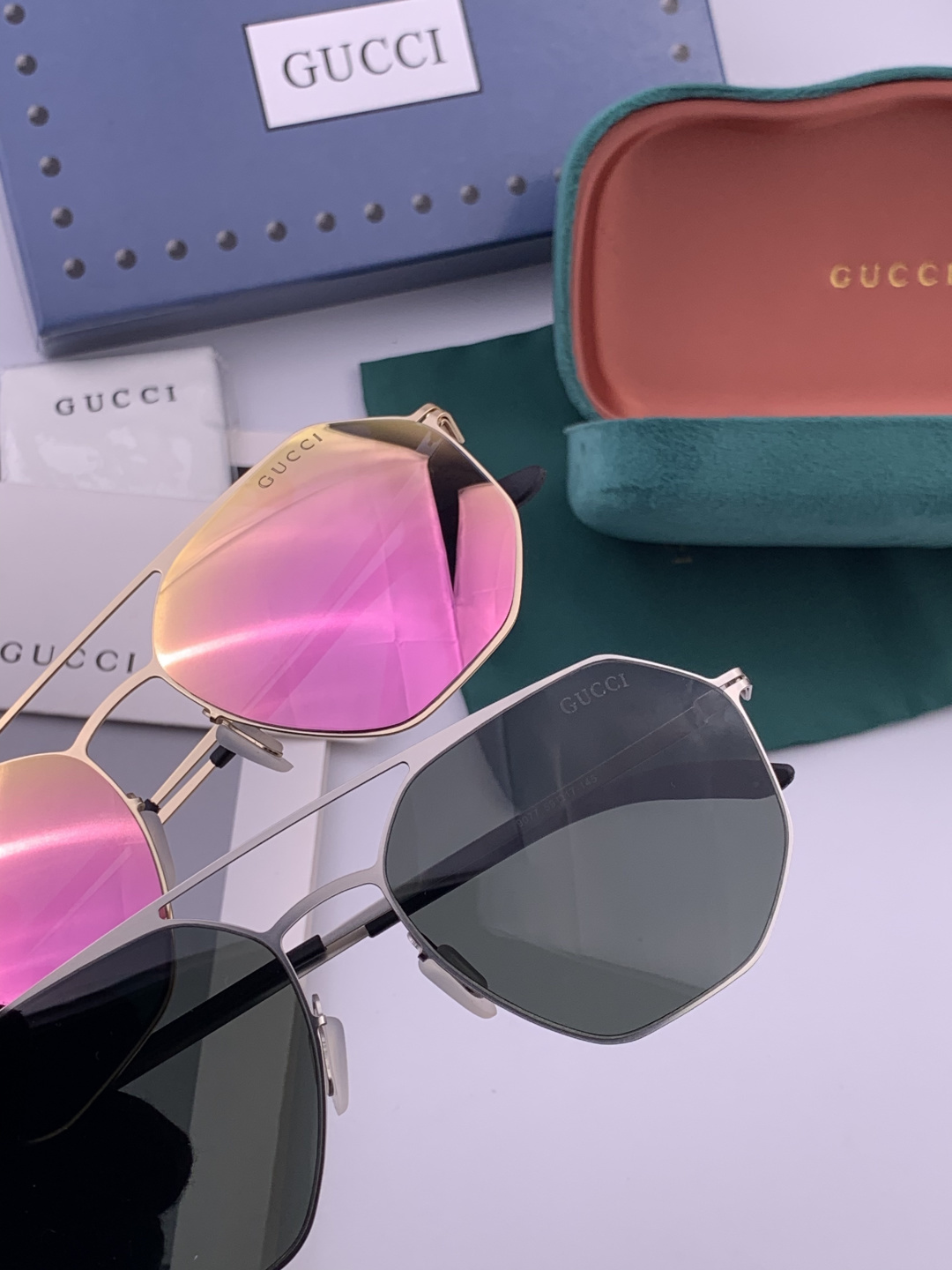 GUCCI 新款男女情侣款太阳iP电镀永不褪色 卖点：超轻超有弹性整幅眼镜无螺丝重要的是压不坏 镜片：高