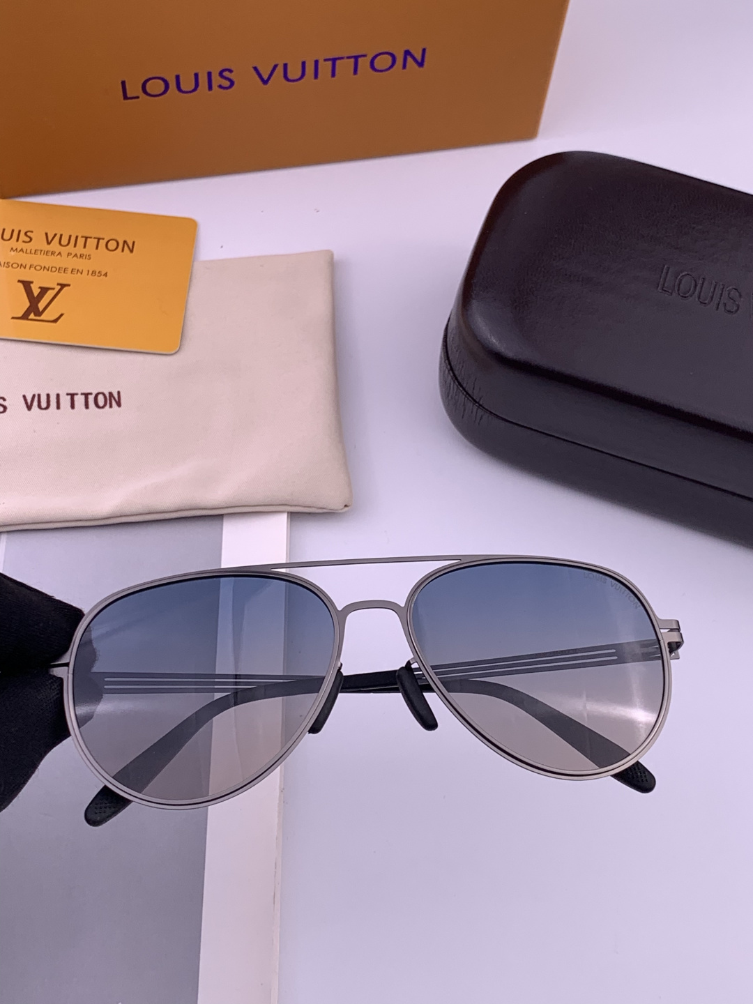 ♦️LV 新款男女情侣款太阳镜多边形墨镜iP电镀永不褪色 超轻超有弹性整幅眼镜无螺丝重要的是压不坏 高清