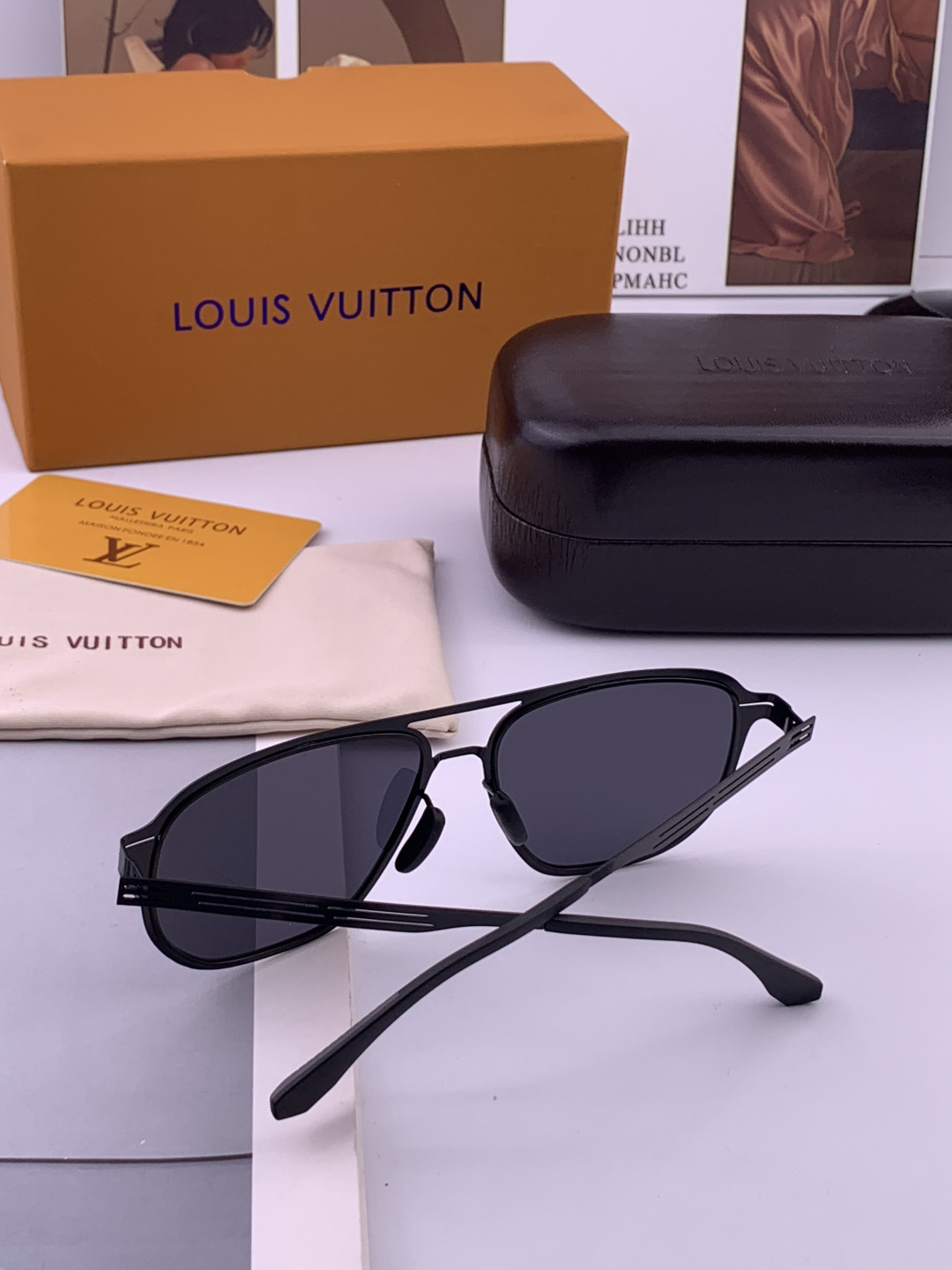 ♦️LV 新款男女情侣款太阳镜多边形墨镜iP电镀永不褪色 超轻超有弹性整幅眼镜无螺丝重要的是压不坏 高清