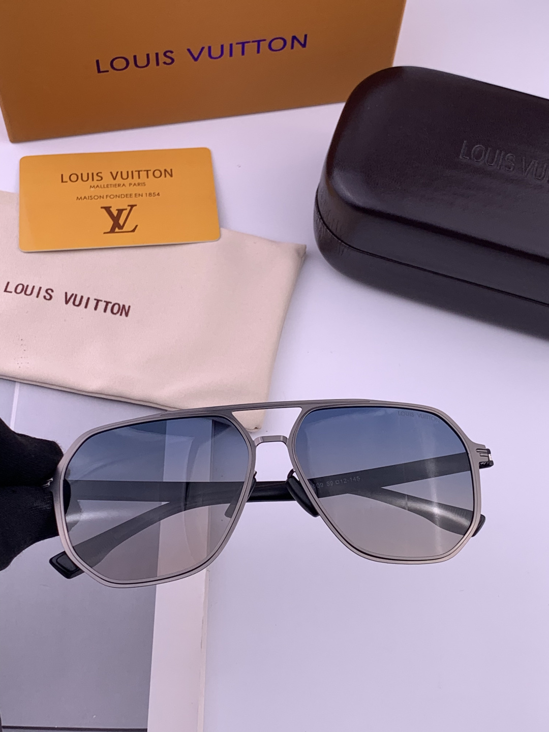 LV 男款炫彩飞行员偏光太阳镜 ❤️材质：高清尼龙加厚卡槽高清偏光镜片 🌹无边框镜架💕颜👍型号：L998