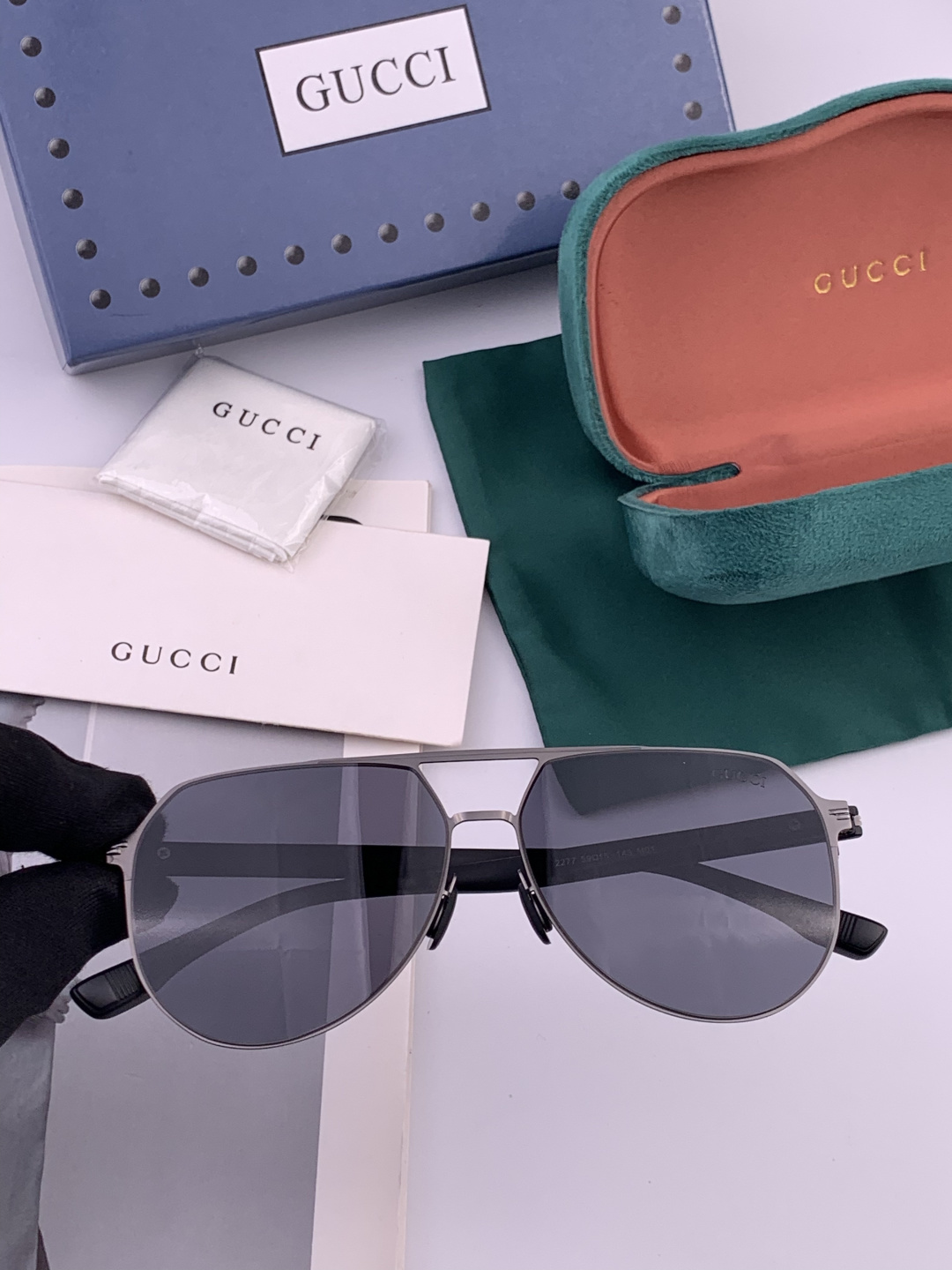 Gucci 男款炫彩飞行员偏光太阳镜 ❤️材质：高清尼龙加厚卡槽高清偏光镜片 🌹无边框镜架💕颜👍型号：G