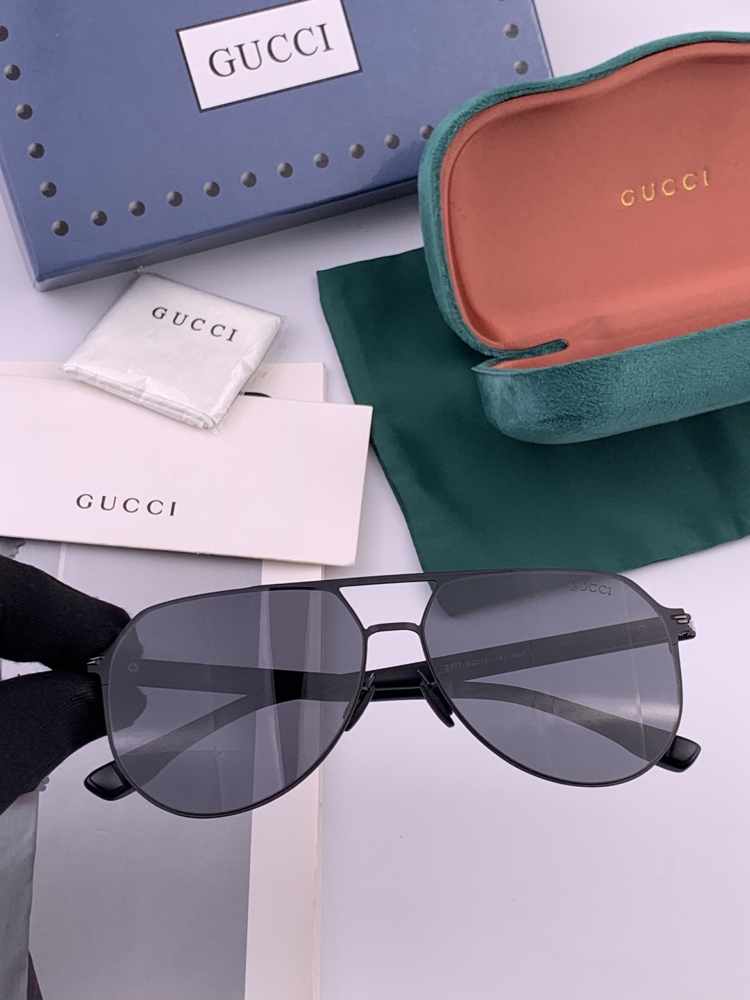 Gucci 男款炫彩飞行员偏光太阳镜 ❤️材质：高清尼龙加厚卡槽高清偏光镜片 🌹无边框镜架💕颜👍型号：G