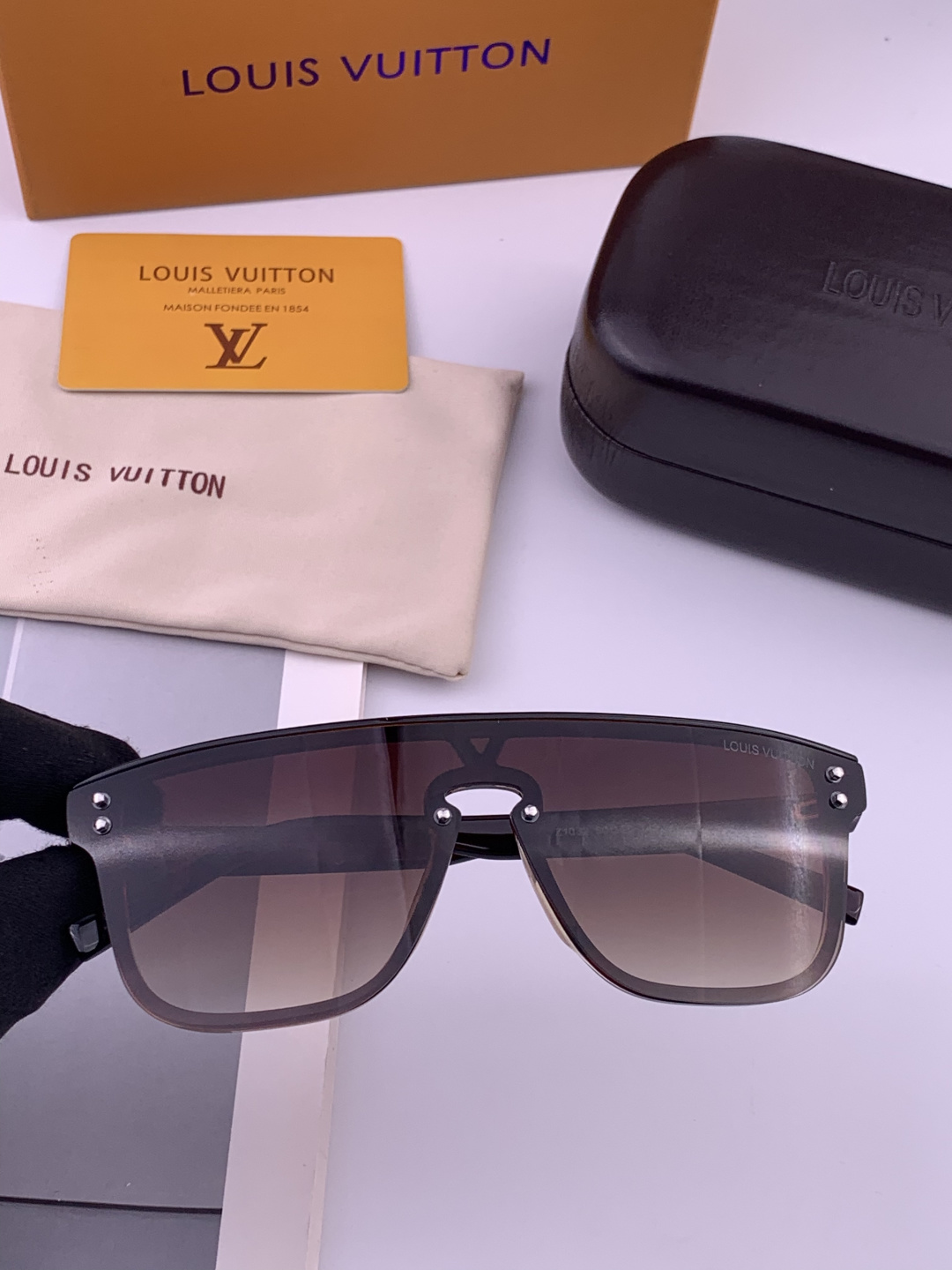 LV。高品质男女款”太阳镜。 开车钓鱼都可。百搭显瘦墨镜韩版男士飞行员大框司机开车防紫外线太阳镜，型号：