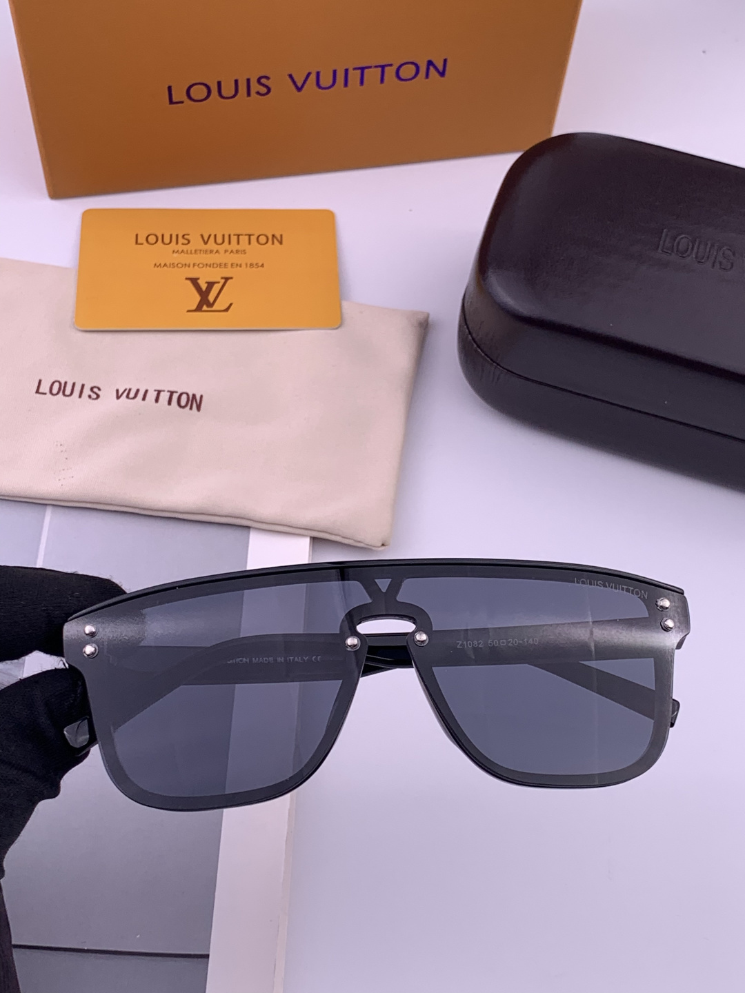LV。高品质男女款”太阳镜。 开车钓鱼都可。百搭显瘦墨镜韩版男士飞行员大框司机开车防紫外线太阳镜，型号：