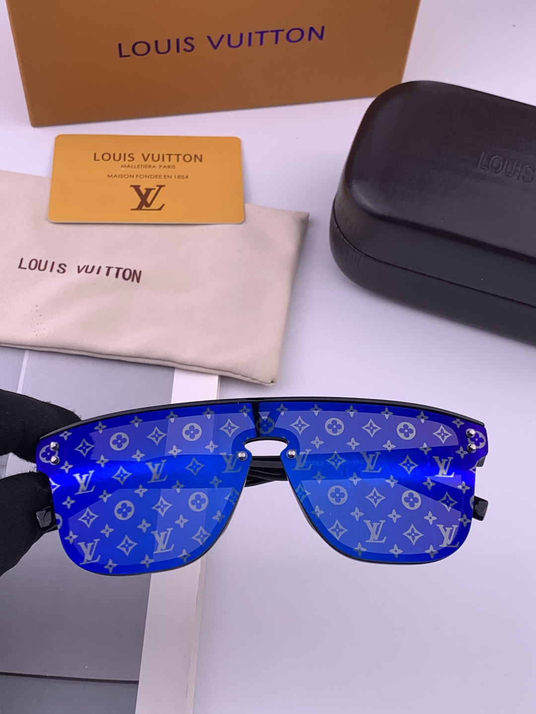 LV。高品质男女款”太阳镜。 开车钓鱼都可。百搭显瘦墨镜韩版男士飞行员大框司机开车防紫外线太阳镜，型号：