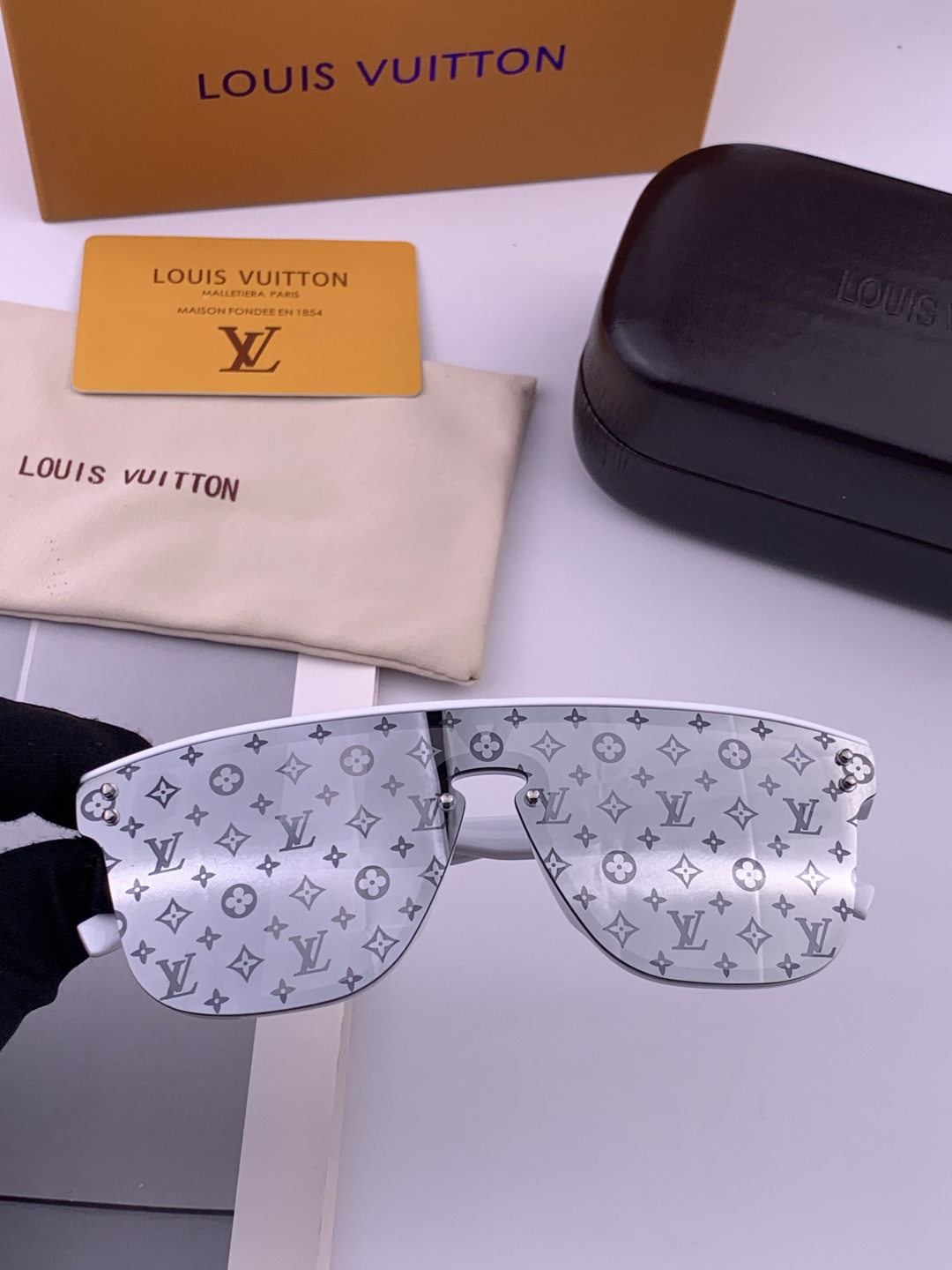 LV。高品质男女款”太阳镜。 开车钓鱼都可。百搭显瘦墨镜韩版男士飞行员大框司机开车防紫外线太阳镜，型号：