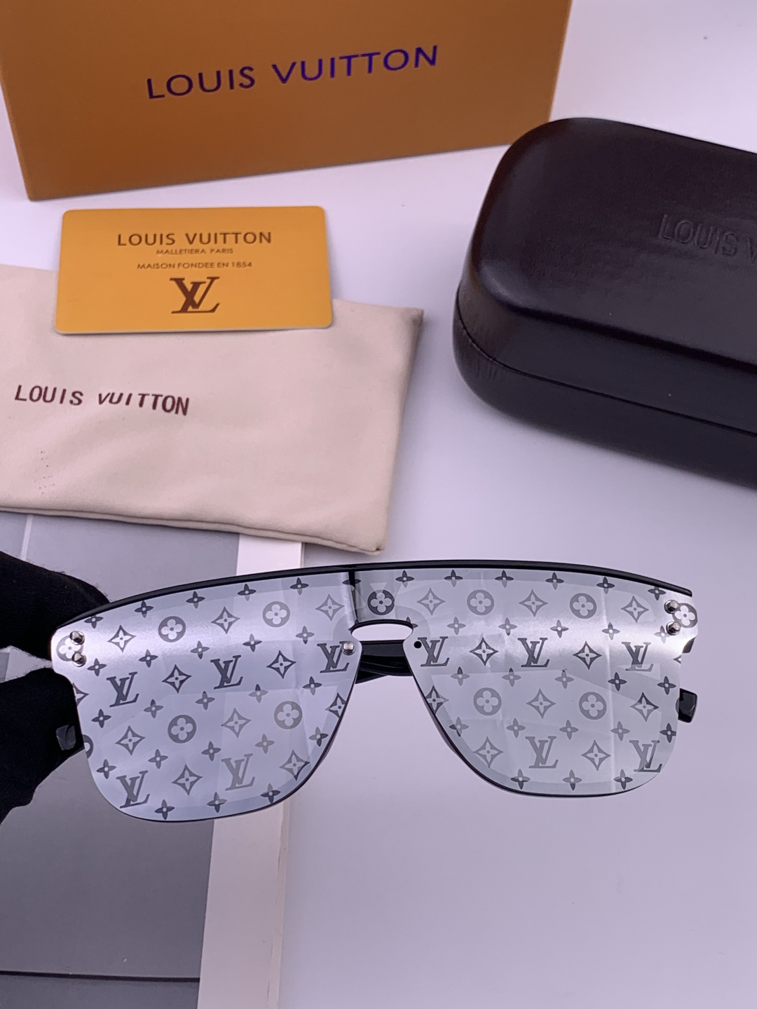 LV。高品质男女款”太阳镜。 开车钓鱼都可。百搭显瘦墨镜韩版男士飞行员大框司机开车防紫外线太阳镜，型号：