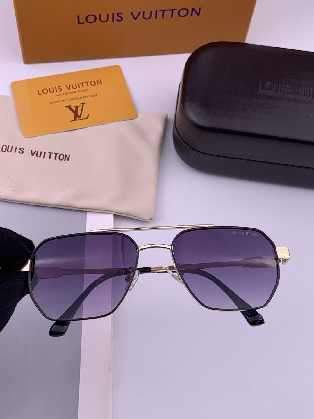 LV。高品质男女款”太阳镜。 开车钓鱼都可。百搭显瘦墨镜韩版男士飞行员大框司机开车防紫外线太阳镜，型号：