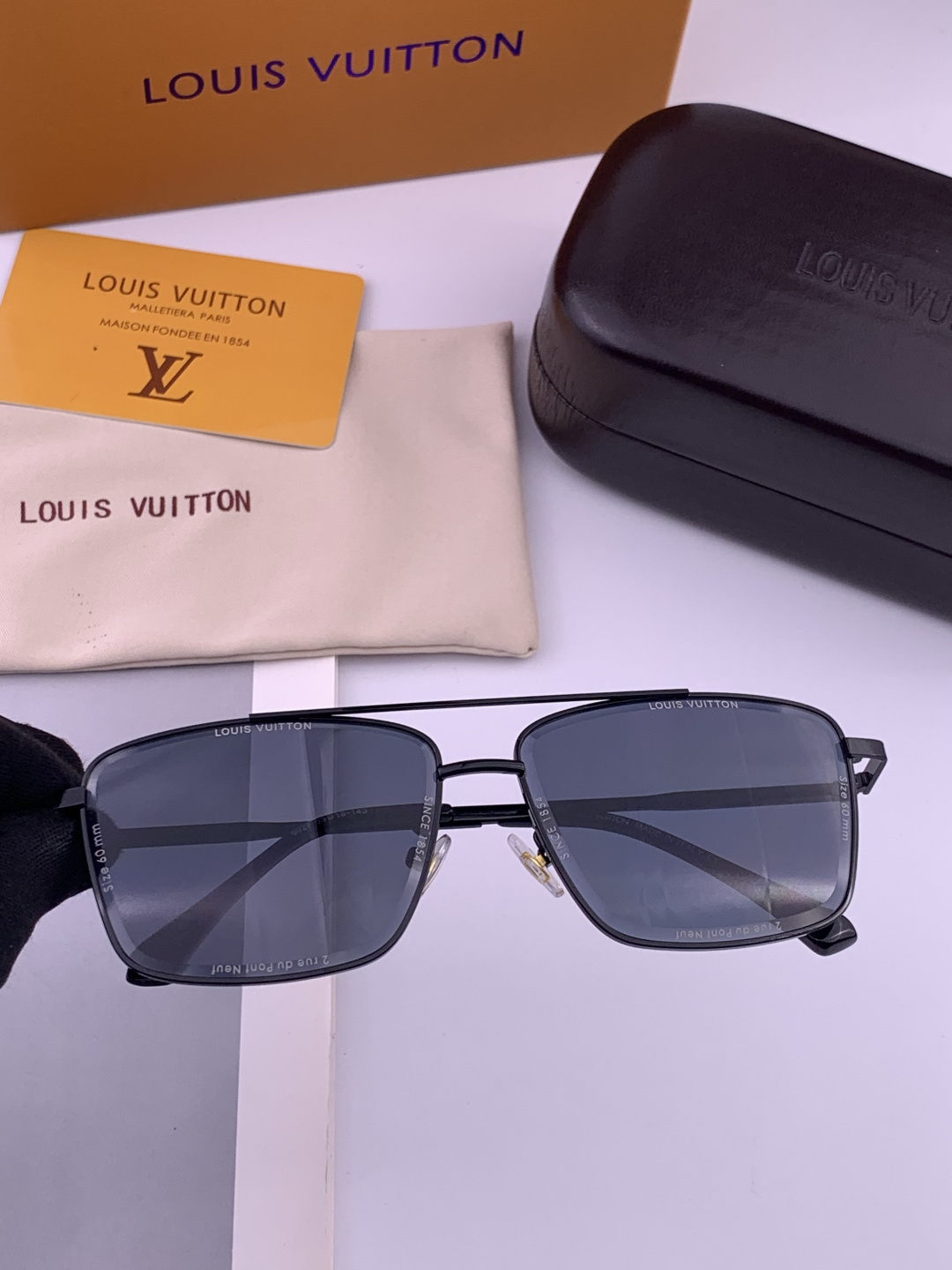 LV。高品质男女款”太阳镜。 开车钓鱼都可。百搭显瘦墨镜韩版男士飞行员大框司机开车防紫外线太阳镜，型号：