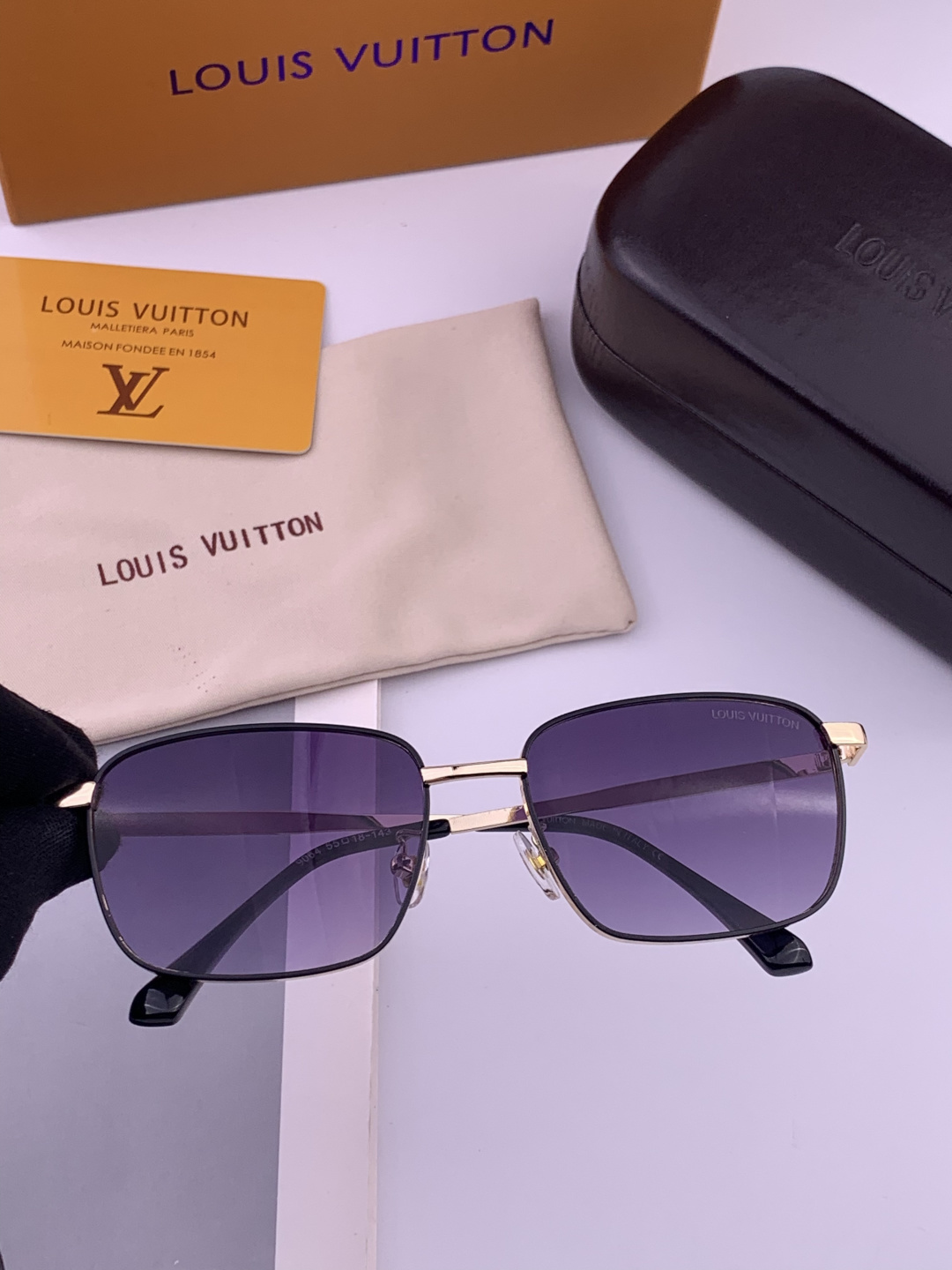 LV。高品质男女款”太阳镜。 开车钓鱼都可。百搭显瘦墨镜韩版男士飞行员大框司机开车防紫外线太阳镜，型号：