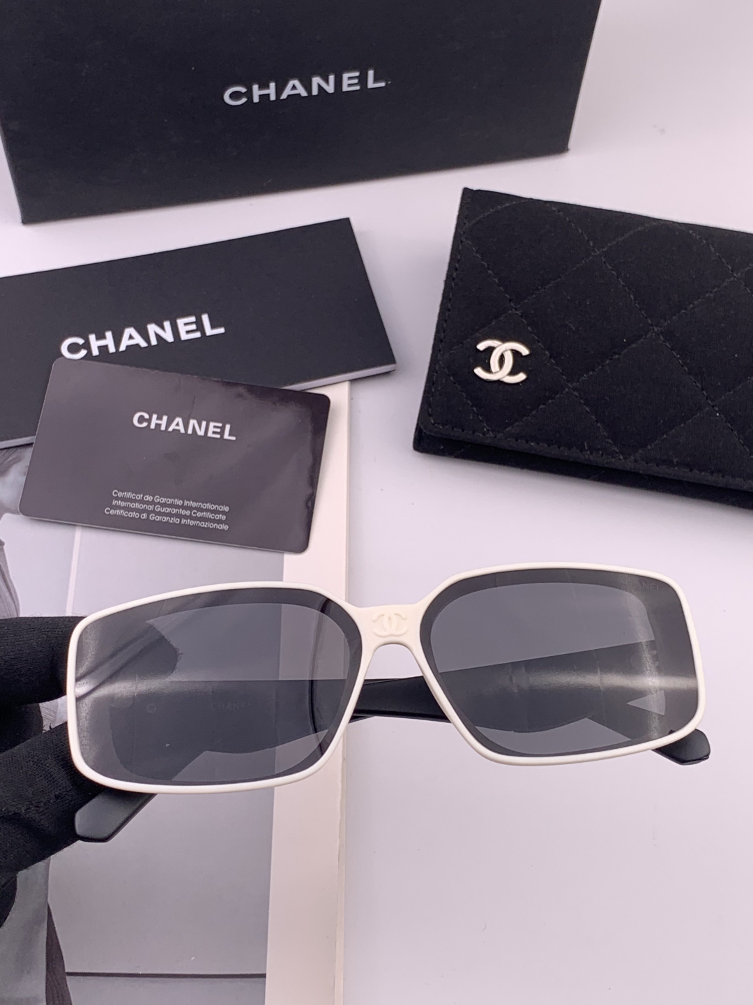 新品CHANEL 香奈儿太阳镜以独特魅力和前卫风格诠释春夏最新眼镜，质感超好佩带舒适 型号：CH3551