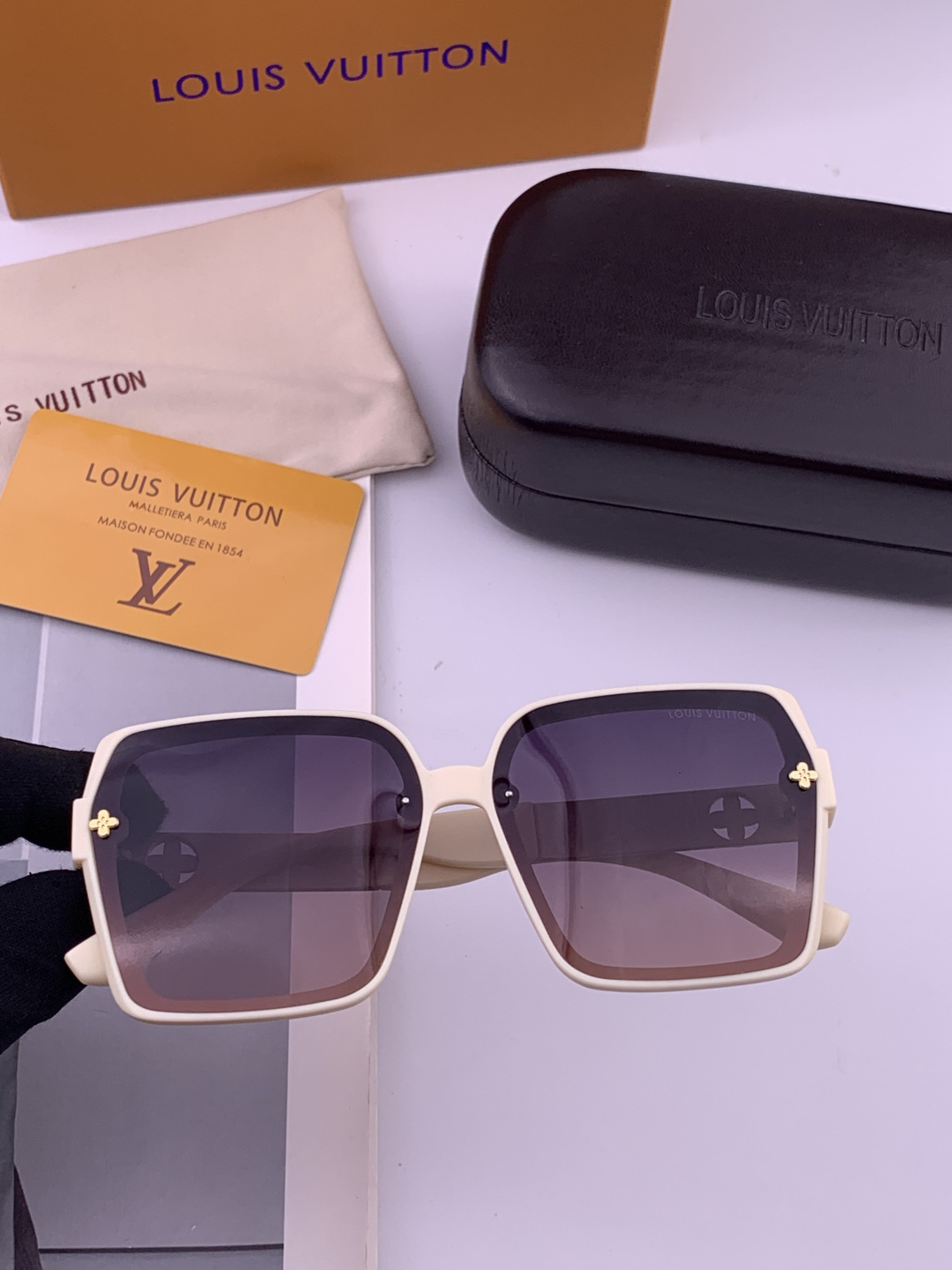 LV 年开春新款 潮流爆款 时尚方框太阳镜 高品质 佩戴舒适 网红潮款墨镜 型号L2200