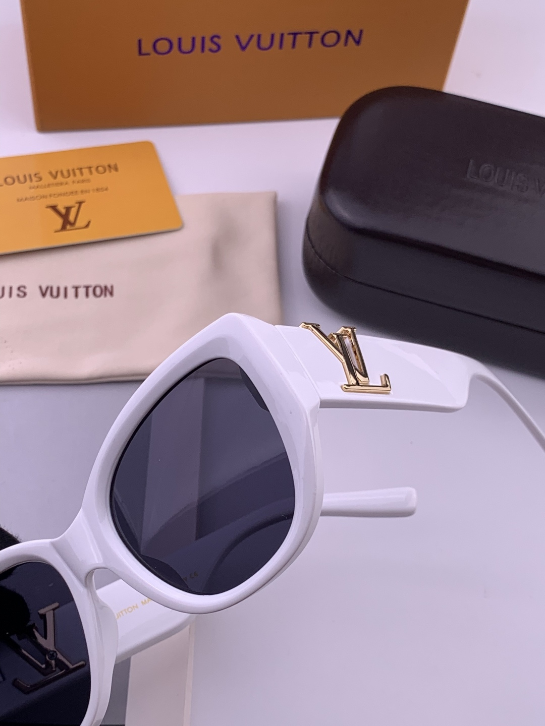 LV 新款女士方框太阳眼镜 开车墨镜 新款太阳镜 时尚大方 舒适轻盈 精致奢华 超轻 型号：L5626