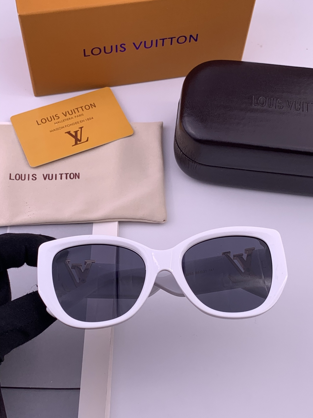 LV 新款女士方框太阳眼镜 开车墨镜 新款太阳镜 时尚大方 舒适轻盈 精致奢华 超轻 型号：L5626