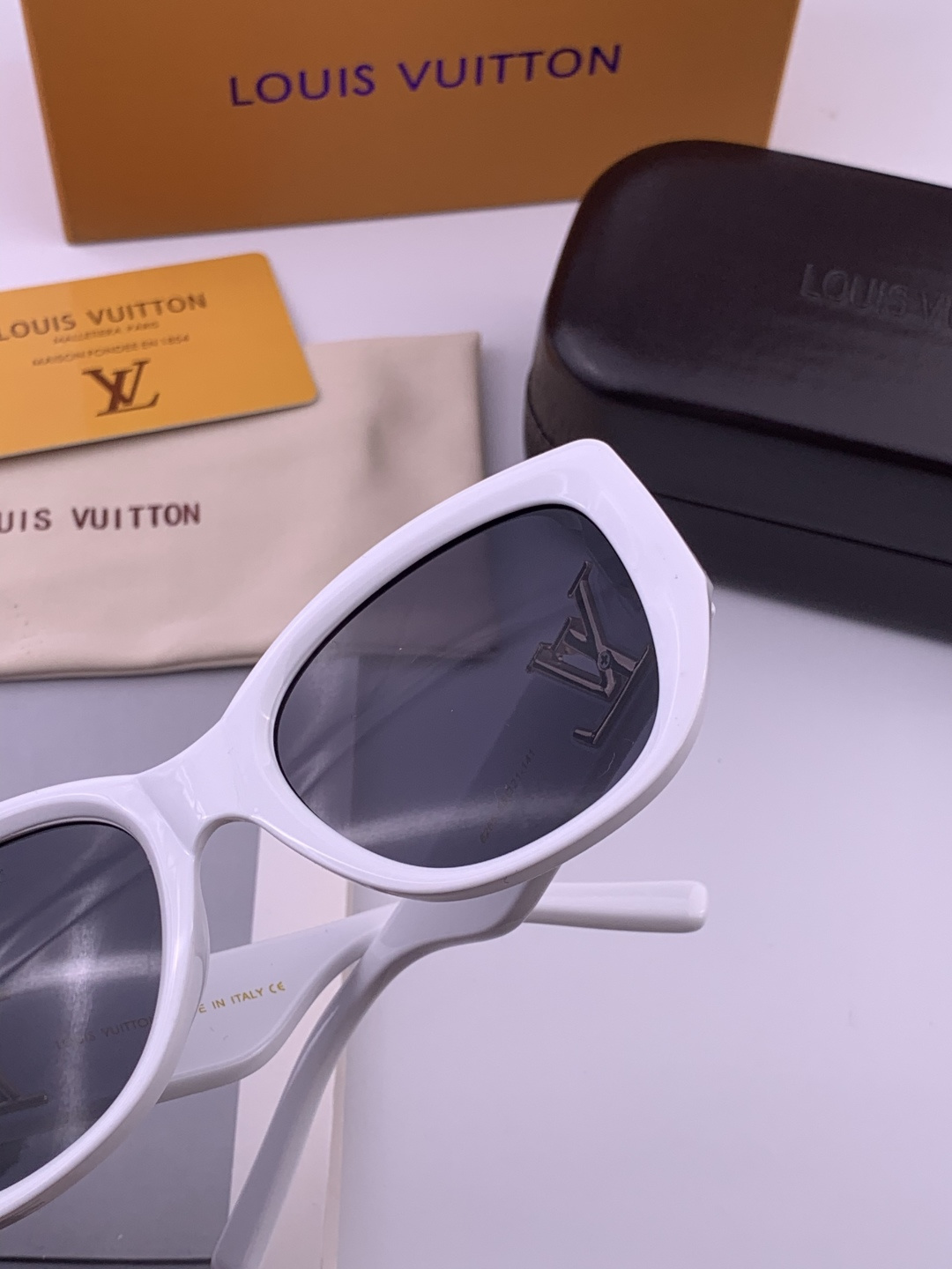 LV 新款女士方框太阳眼镜 开车墨镜 新款太阳镜 时尚大方 舒适轻盈 精致奢华 超轻 型号：L5626