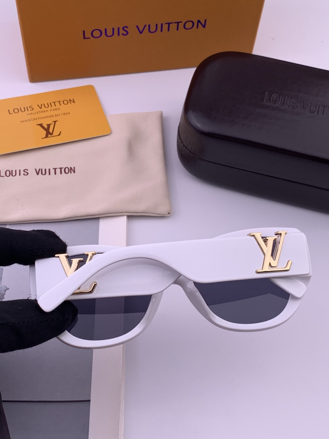 LV 新款女士方框太阳眼镜 开车墨镜 新款太阳镜 时尚大方 舒适轻盈 精致奢华 超轻 型号：L5626
