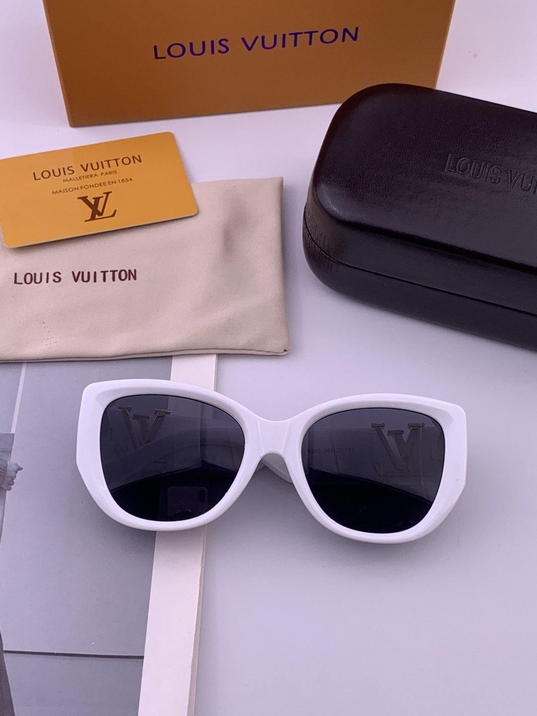 LV 新款女士方框太阳眼镜 开车墨镜 新款太阳镜 时尚大方 舒适轻盈 精致奢华 超轻 型号：L5626