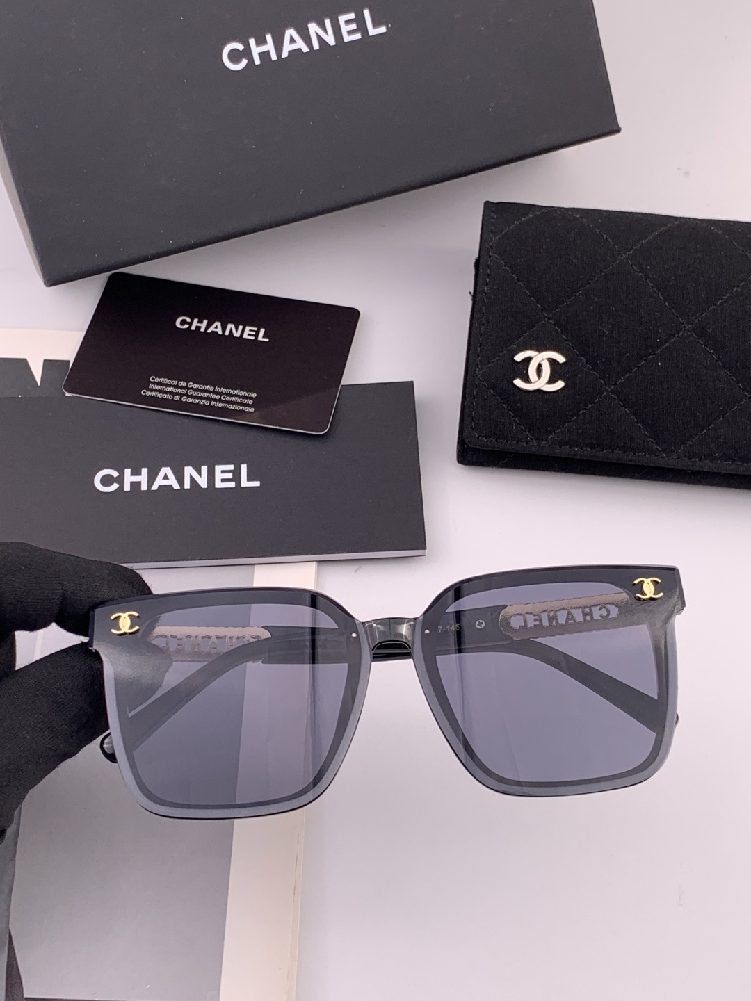 新品CHANEL 香奈儿太阳镜以独特魅力和前卫风格诠释春夏最新眼镜，质感超好佩带舒适 型号：CH0700