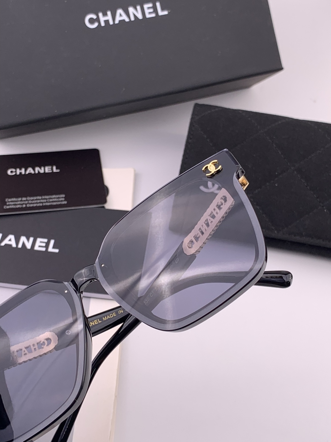 新品CHANEL 香奈儿太阳镜以独特魅力和前卫风格诠释春夏最新眼镜，质感超好佩带舒适 型号：CH0700
