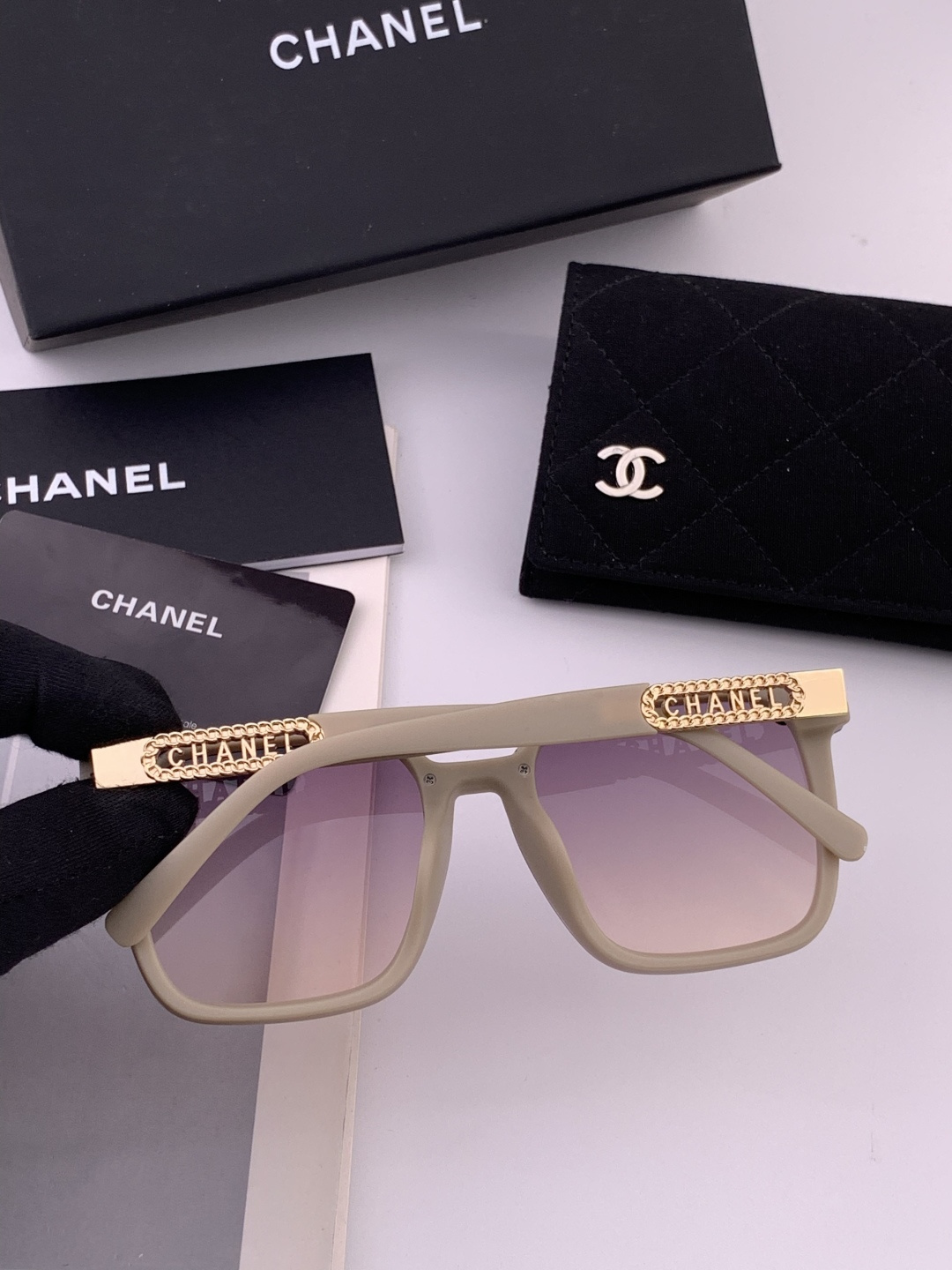 新品CHANEL 香奈儿太阳镜以独特魅力和前卫风格诠释春夏最新眼镜，质感超好佩带舒适 型号：CH0700