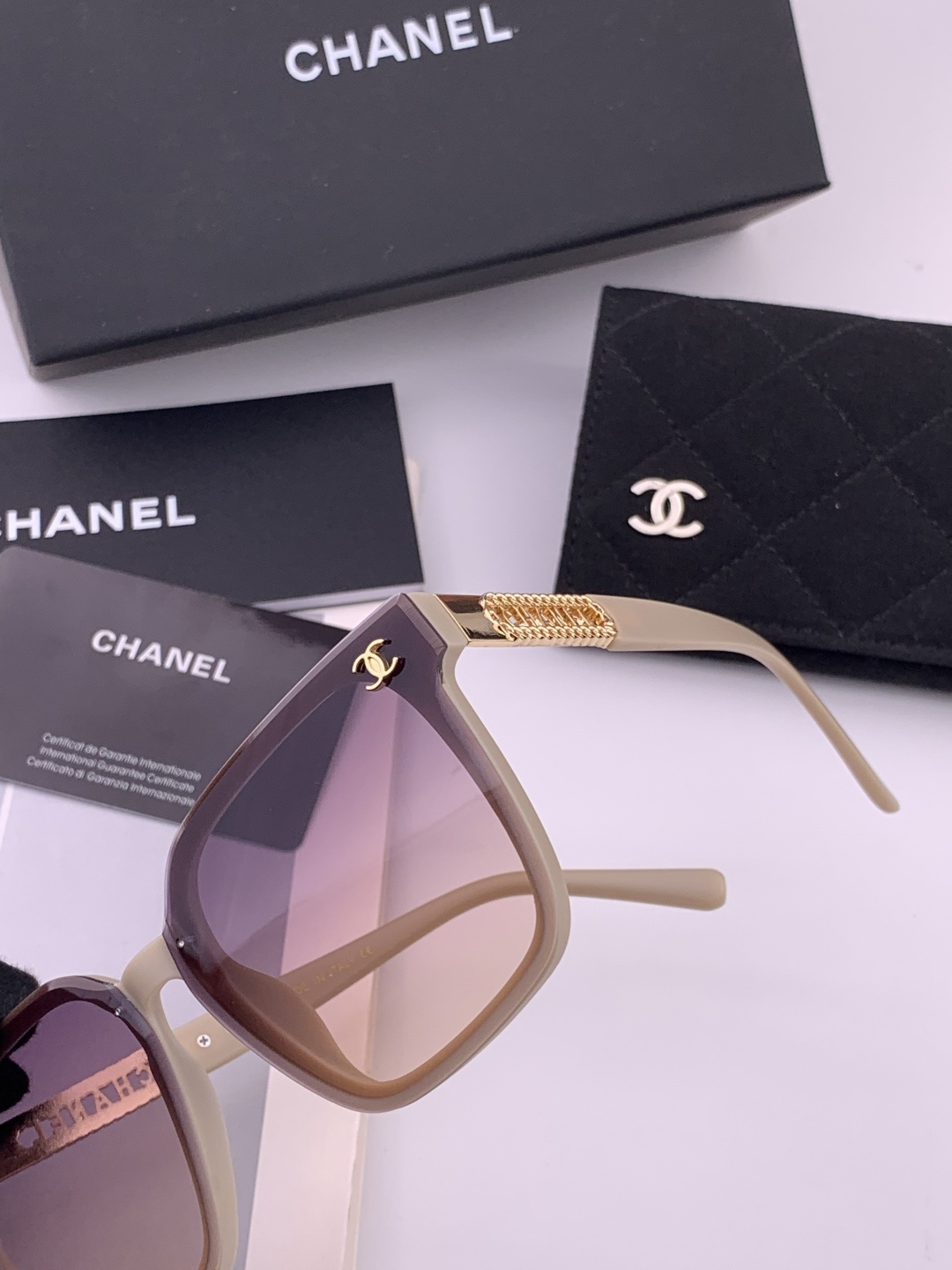 新品CHANEL 香奈儿太阳镜以独特魅力和前卫风格诠释春夏最新眼镜，质感超好佩带舒适 型号：CH0700