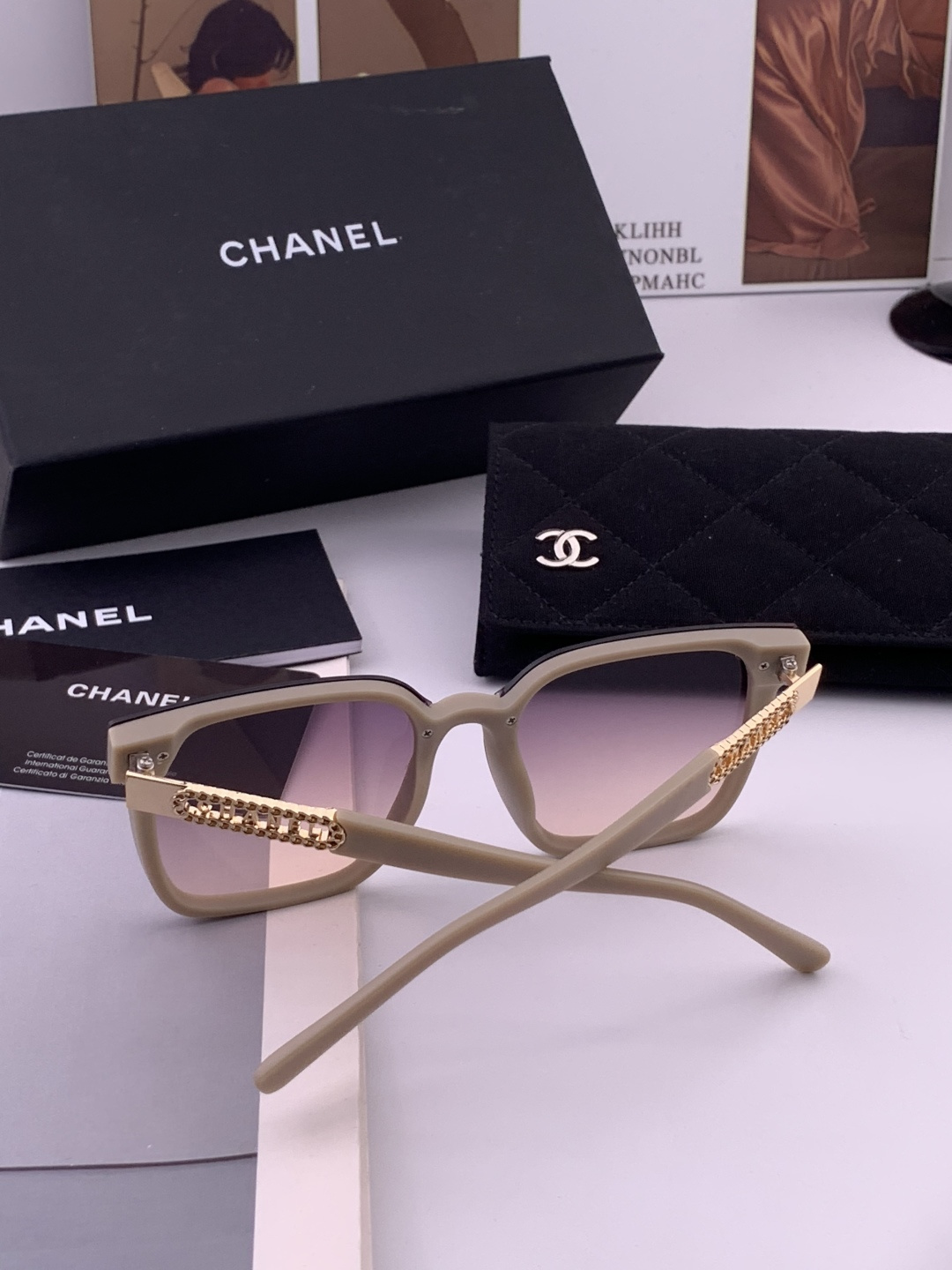 新品CHANEL 香奈儿太阳镜以独特魅力和前卫风格诠释春夏最新眼镜，质感超好佩带舒适 型号：CH0700