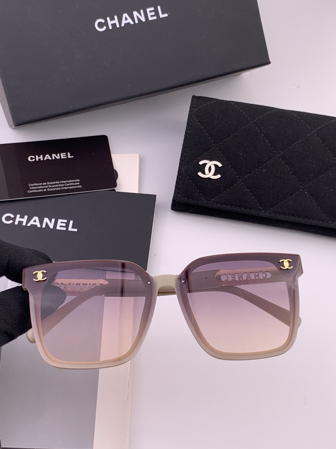 新品CHANEL 香奈儿太阳镜以独特魅力和前卫风格诠释春夏最新眼镜，质感超好佩带舒适 型号：CH0700