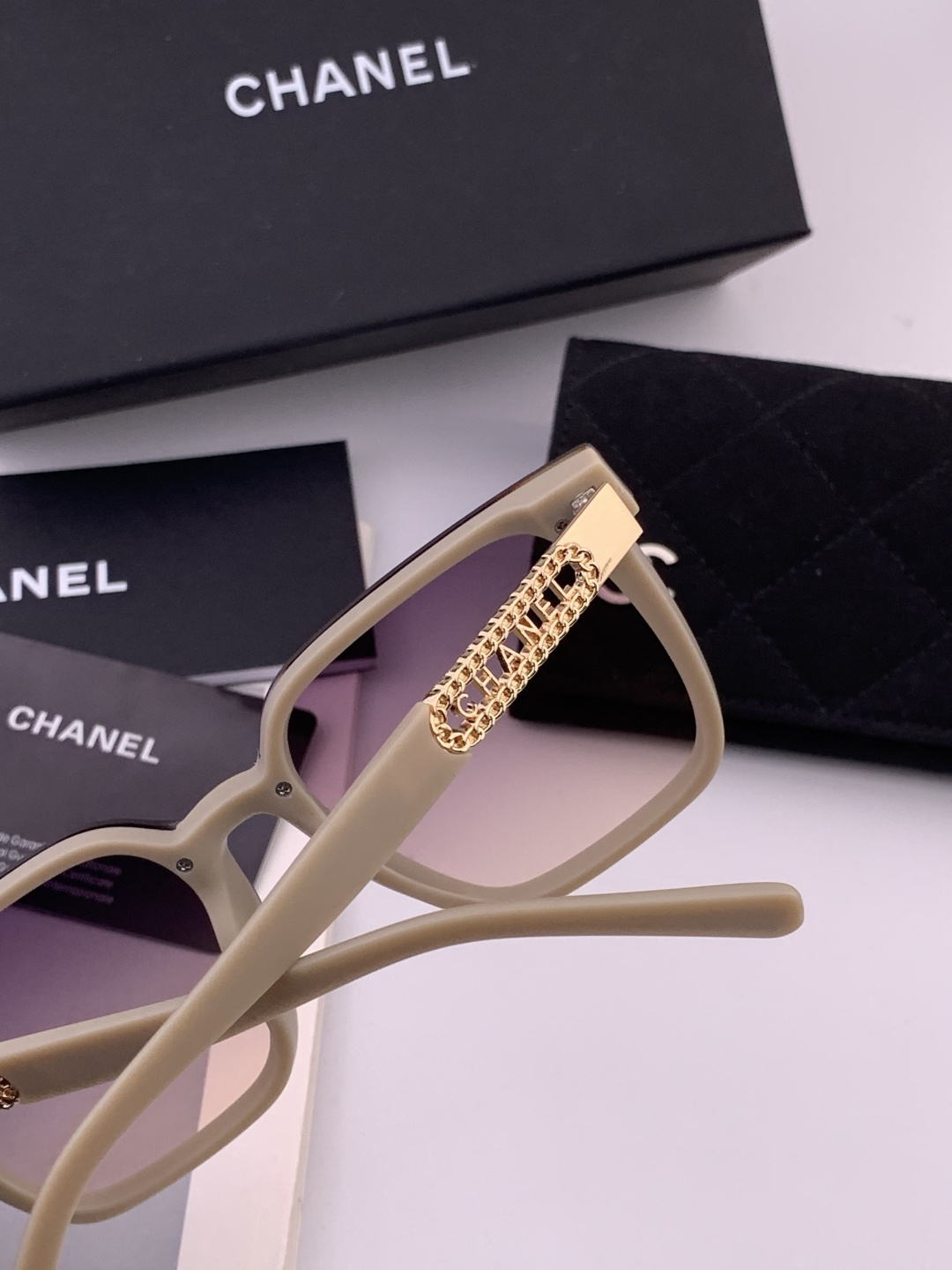 新品CHANEL 香奈儿太阳镜以独特魅力和前卫风格诠释春夏最新眼镜，质感超好佩带舒适 型号：CH0700