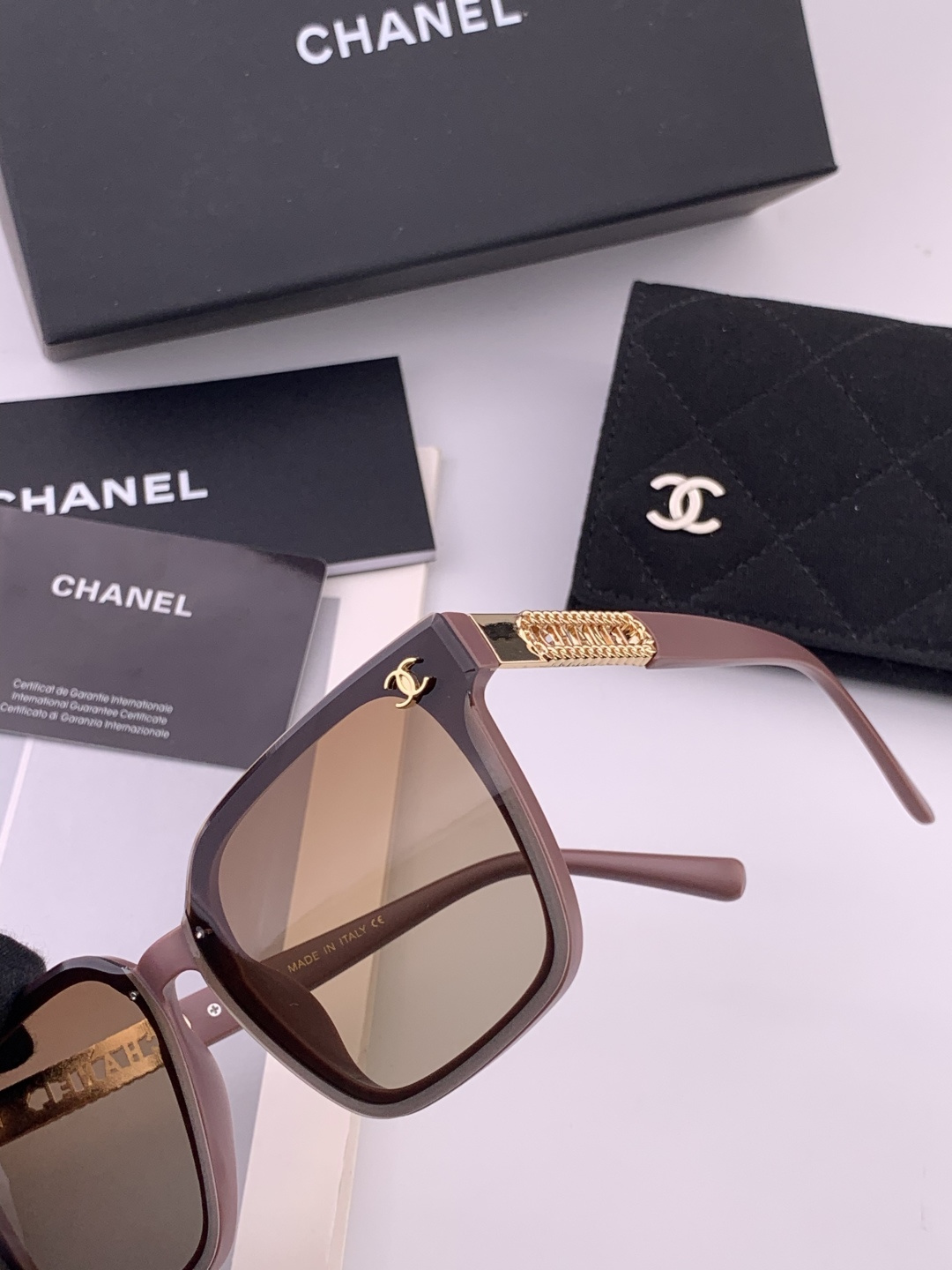 新品CHANEL 香奈儿太阳镜以独特魅力和前卫风格诠释春夏最新眼镜，质感超好佩带舒适 型号：CH0700