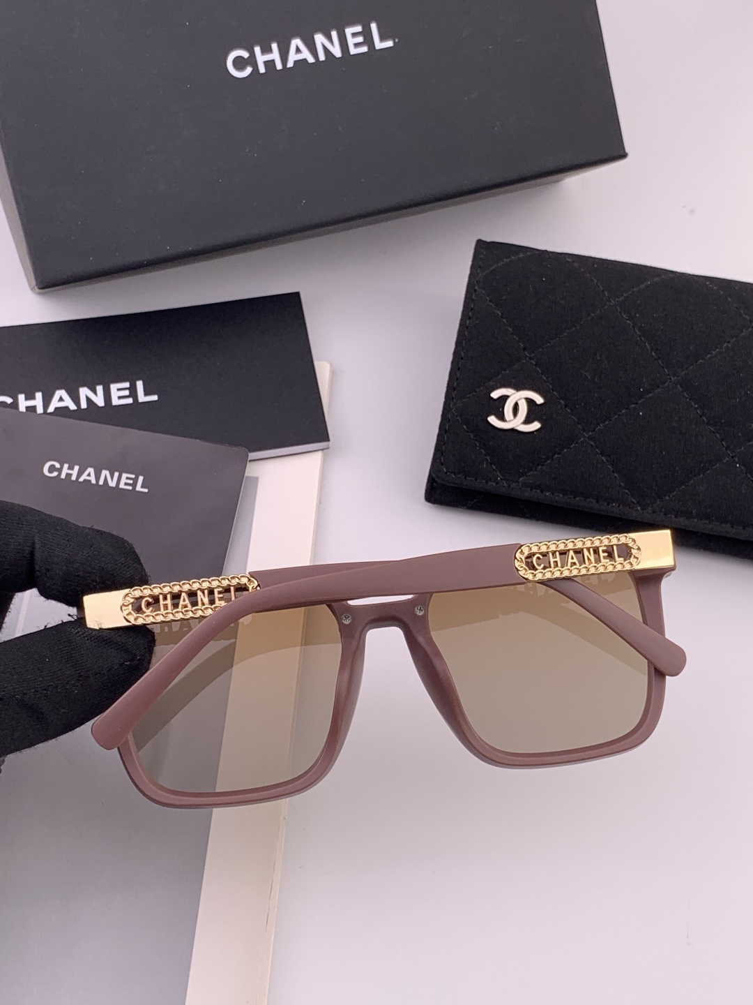 新品CHANEL 香奈儿太阳镜以独特魅力和前卫风格诠释春夏最新眼镜，质感超好佩带舒适 型号：CH0700