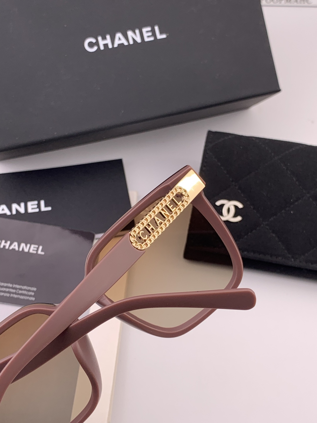 新品CHANEL 香奈儿太阳镜以独特魅力和前卫风格诠释春夏最新眼镜，质感超好佩带舒适 型号：CH0700