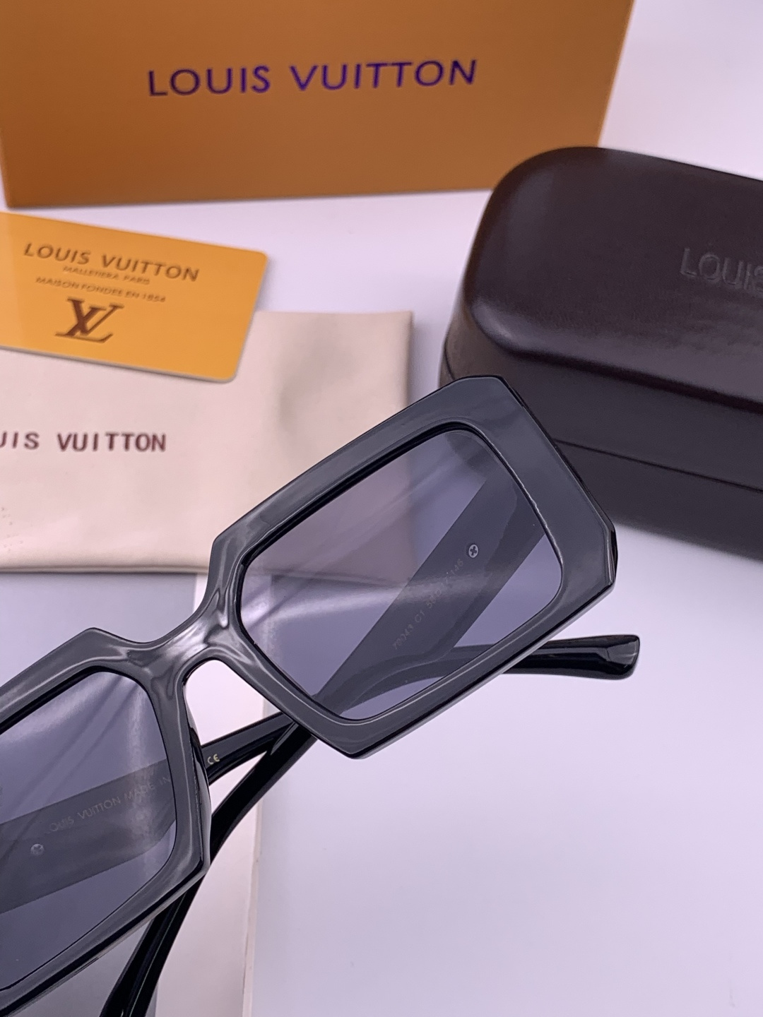 🔺LV🔻早春新款，众多明星同款[色]LV‼️‼️新款大框墨镜 ，🌈🌈宝丽来超清太阳镜🔝🔝型号：L3700