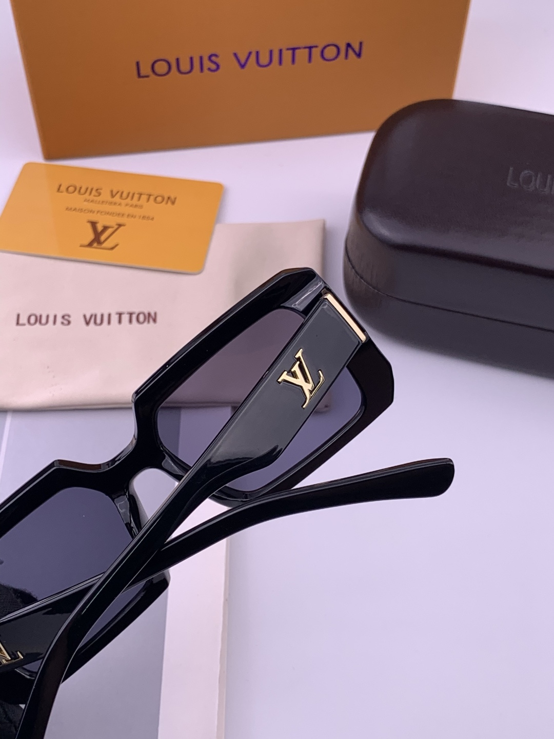 🔺LV🔻早春新款，众多明星同款[色]LV‼️‼️新款大框墨镜 ，🌈🌈宝丽来超清太阳镜🔝🔝型号：L3700