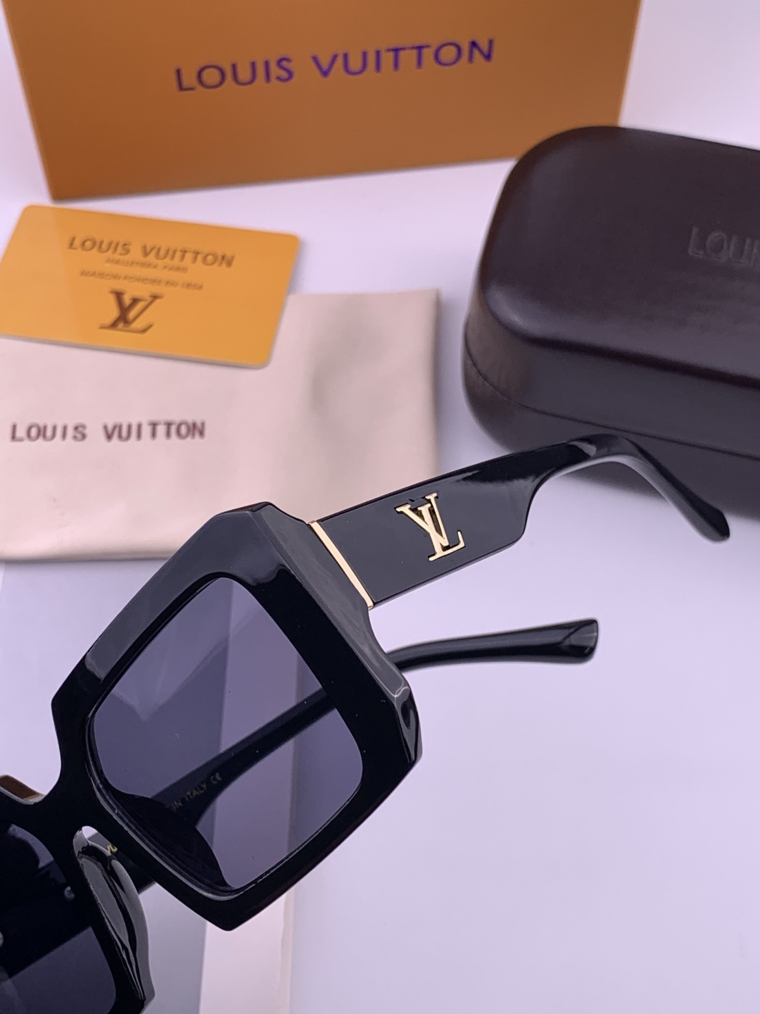 🔺LV🔻早春新款，众多明星同款[色]LV‼️‼️新款大框墨镜 ，🌈🌈宝丽来超清太阳镜🔝🔝型号：L3700
