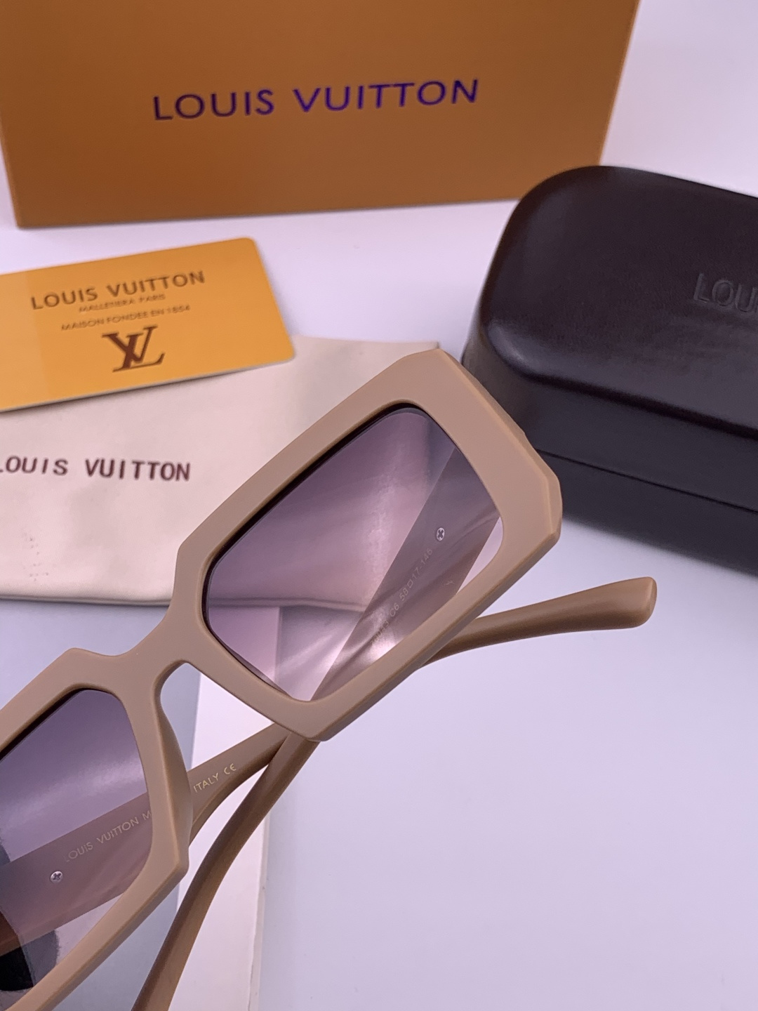 🔺LV🔻早春新款，众多明星同款[色]LV‼️‼️新款大框墨镜 ，🌈🌈宝丽来超清太阳镜🔝🔝型号：L3700