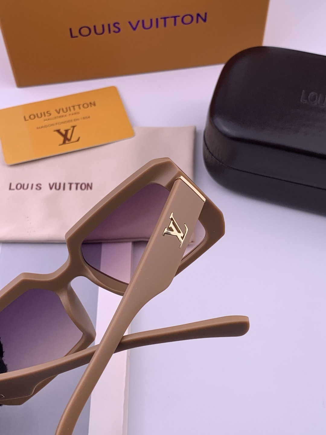 🔺LV🔻早春新款，众多明星同款[色]LV‼️‼️新款大框墨镜 ，🌈🌈宝丽来超清太阳镜🔝🔝型号：L3700